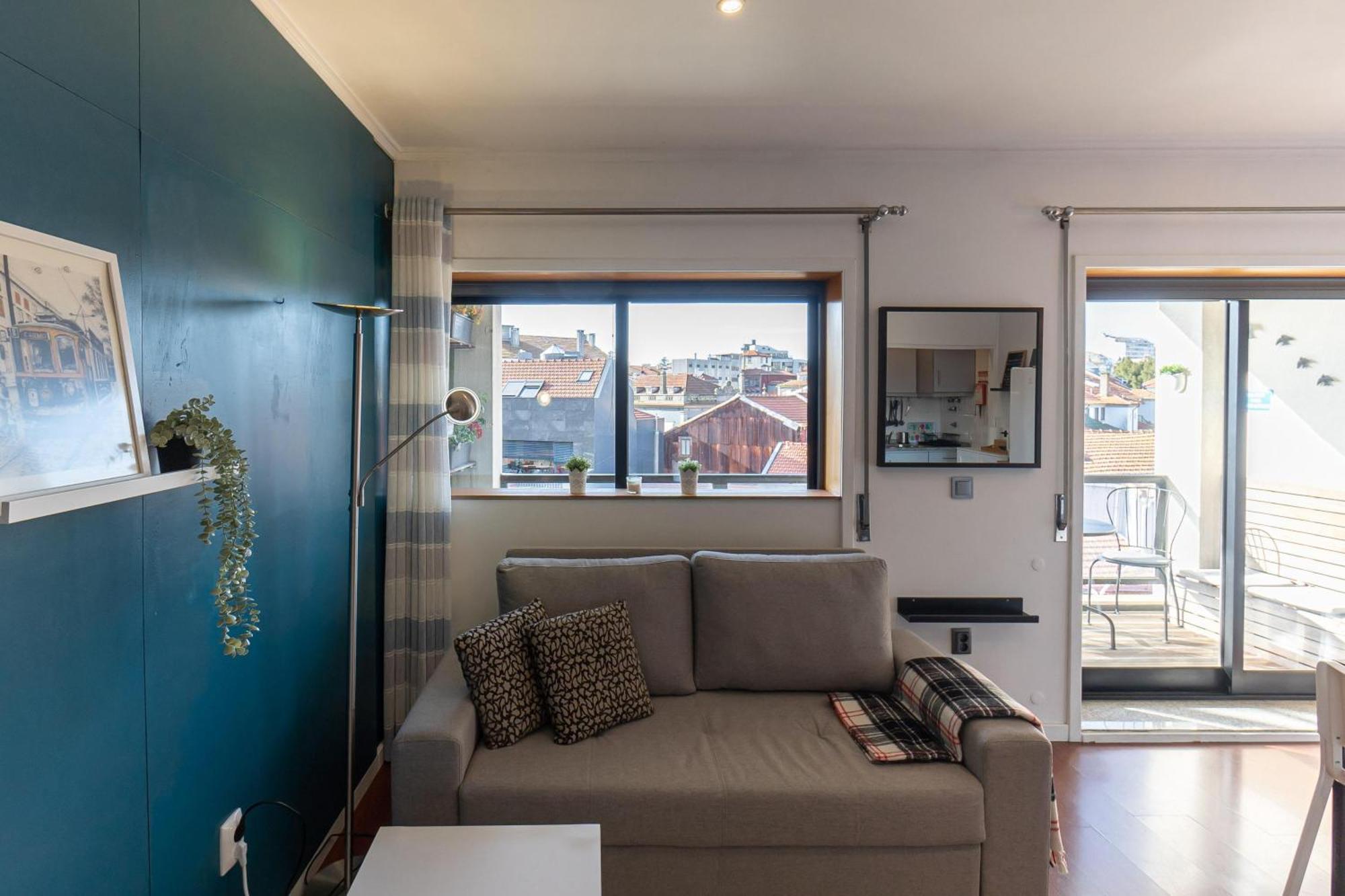 Floor With Sunny Balconies Apartment *