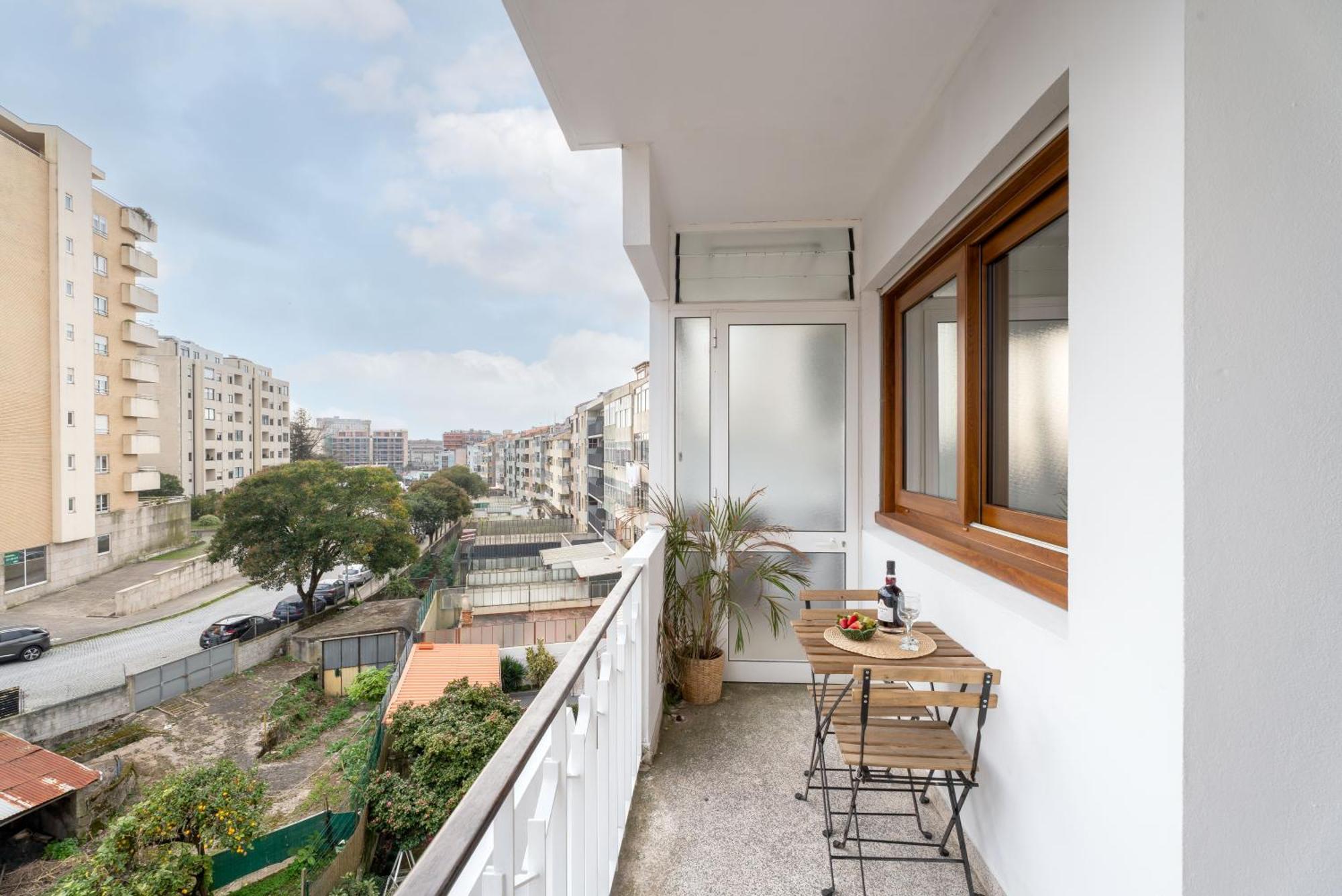 Host Wise - Spacious Modern Flat W Balcony Apartment *