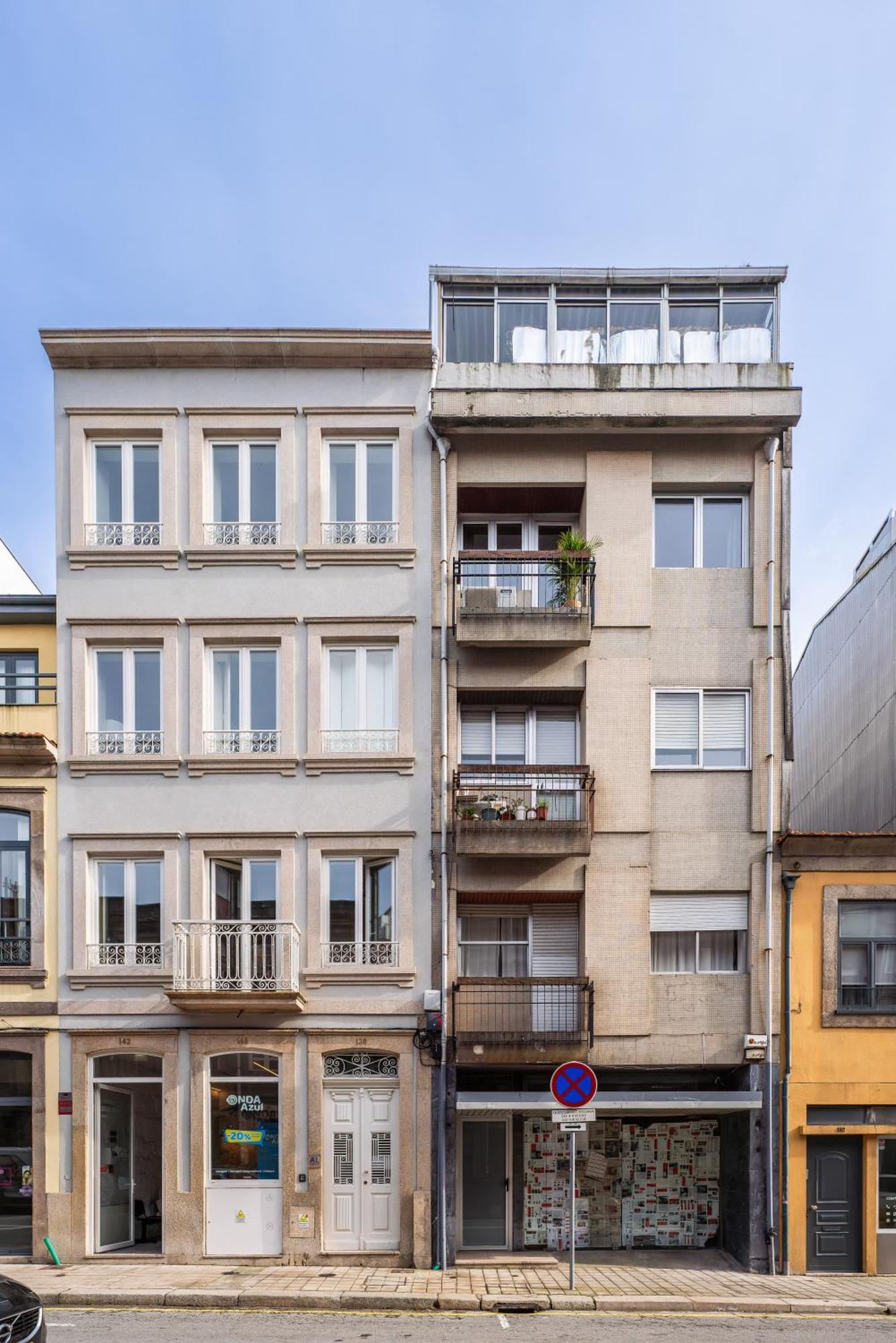 Stylish Modern Flat W/ Balcony! *