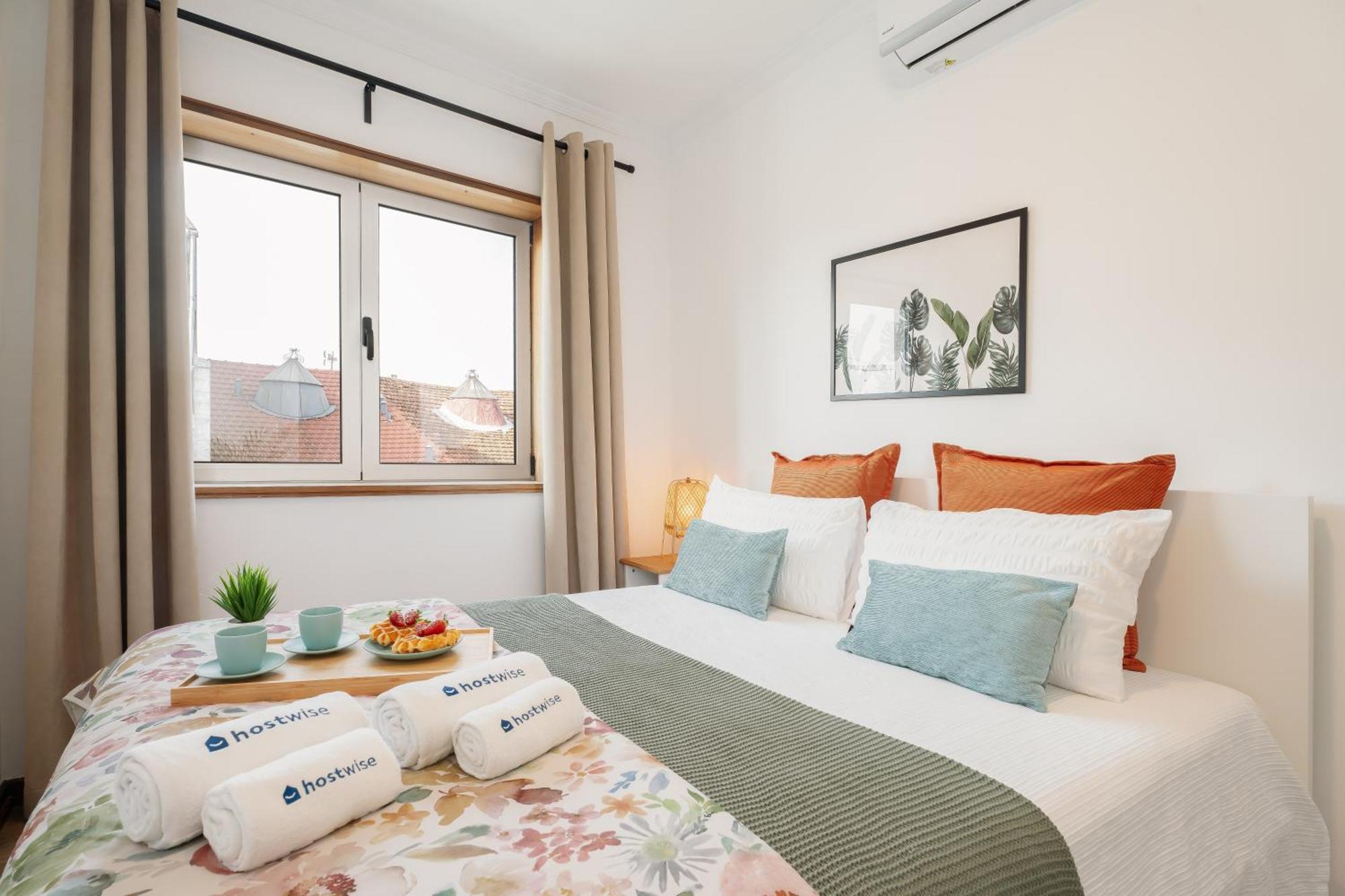 Stylish Modern Flat W/ Balcony! Apartment