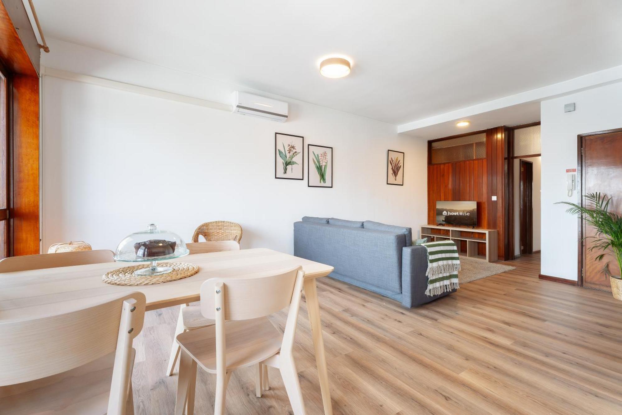 Stylish Modern Flat W/ Balcony! Apartment *