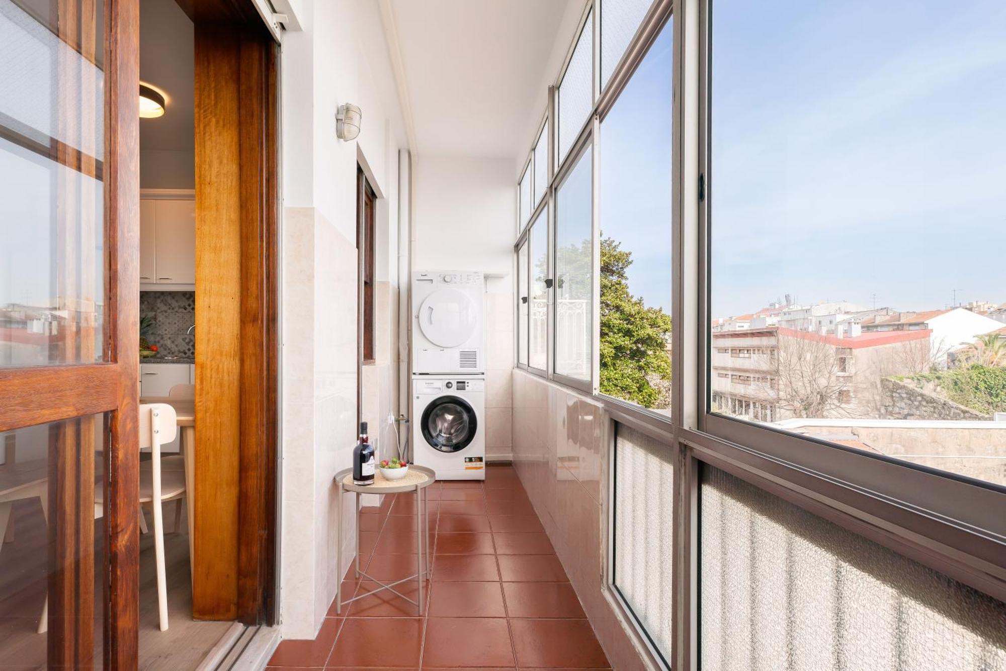 Stylish Modern Flat W/ Balcony! * Porto