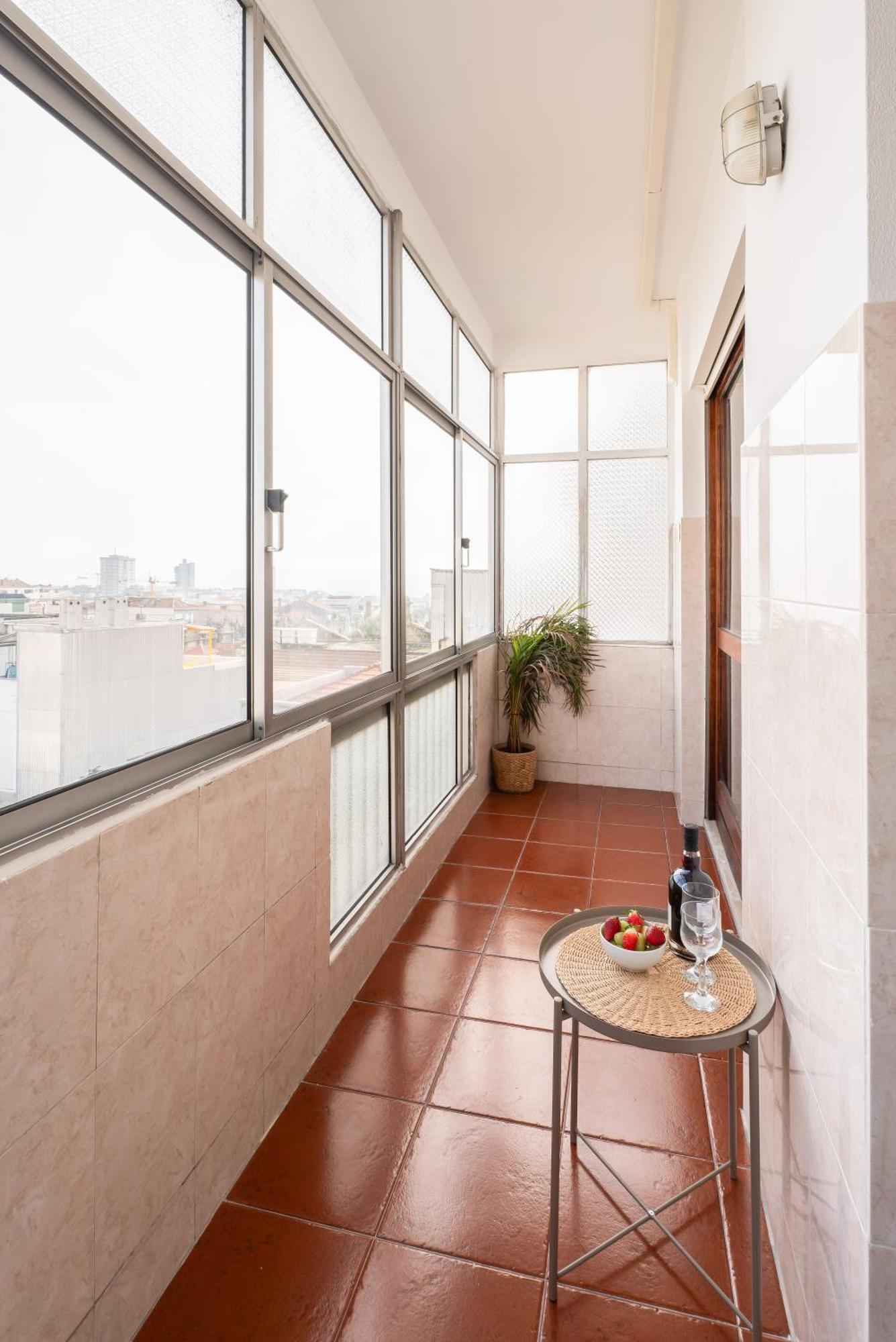 Apartment Stylish Modern Flat W/ Balcony!