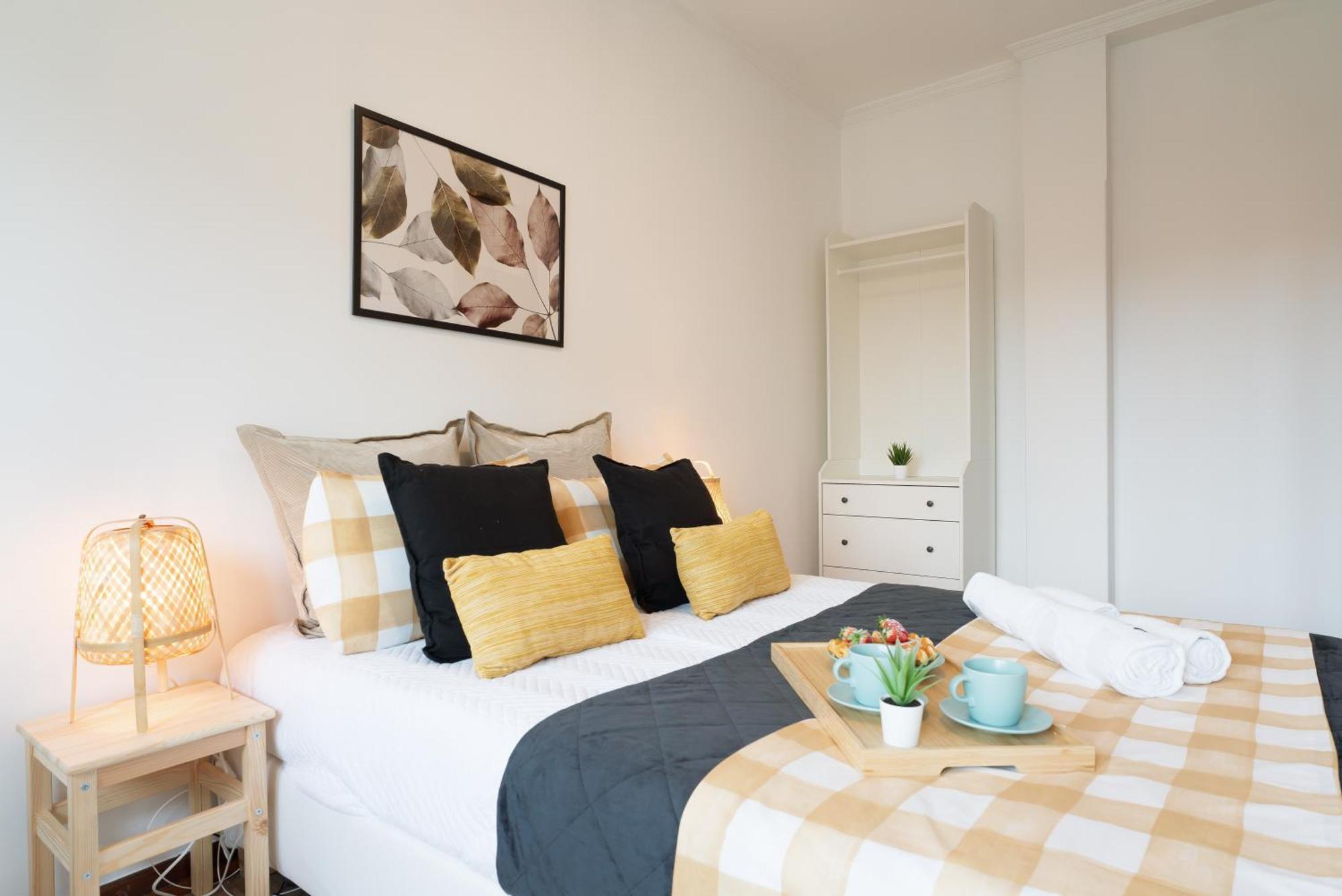 Apartment Stylish Modern Flat W/ Balcony! *