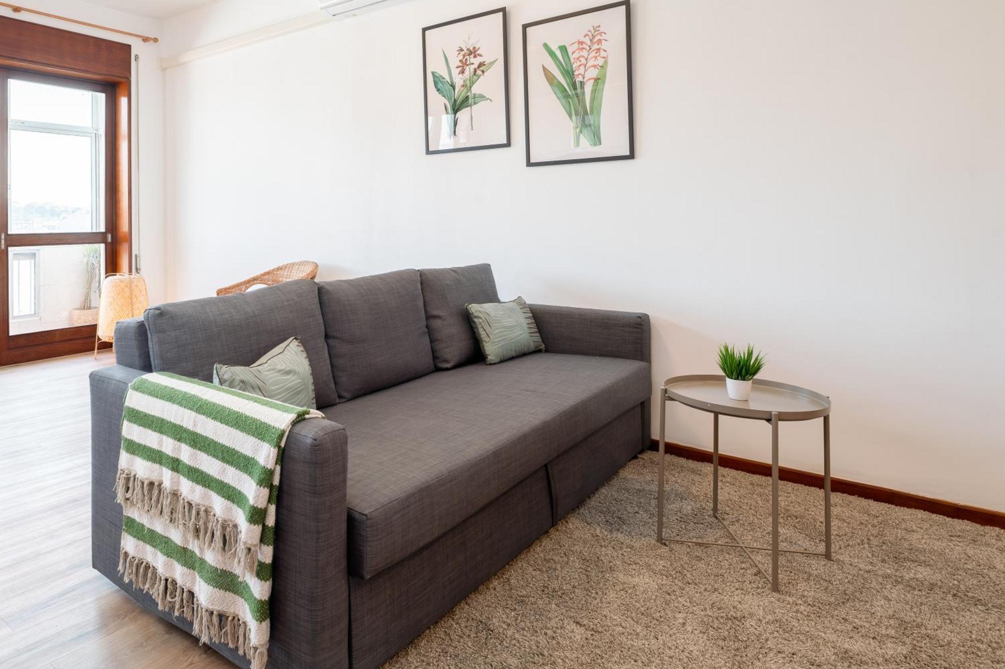 Stylish Modern Flat W/ Balcony! Apartment