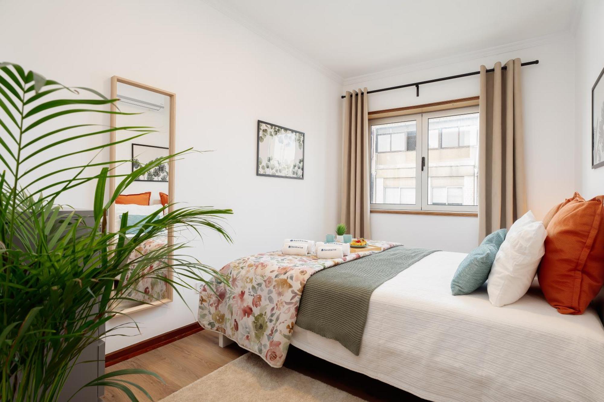 Apartment Stylish Modern Flat W/ Balcony! *