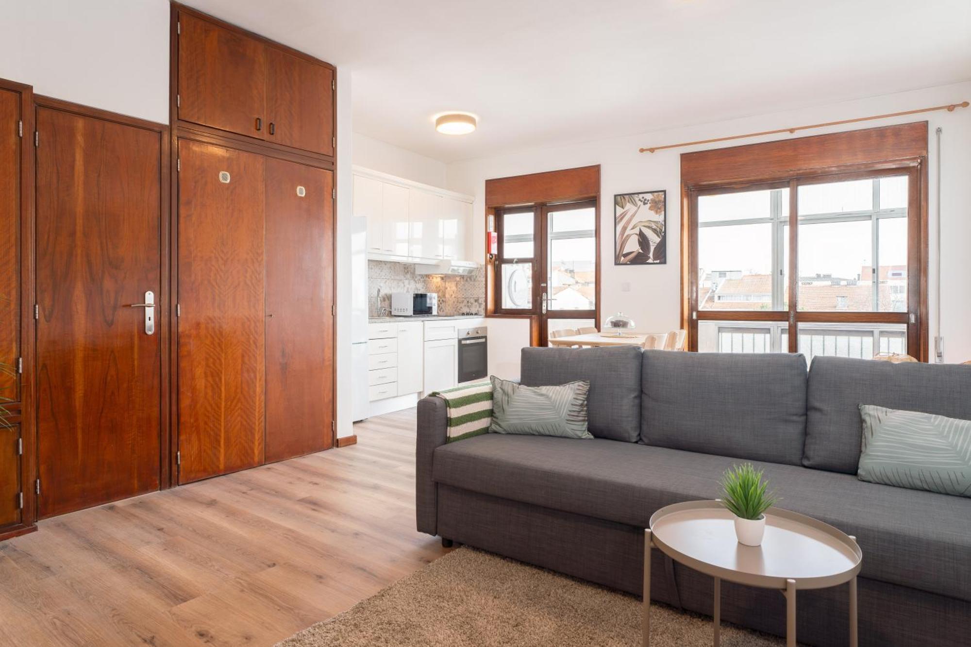 Stylish Modern Flat W/ Balcony! Apartment *