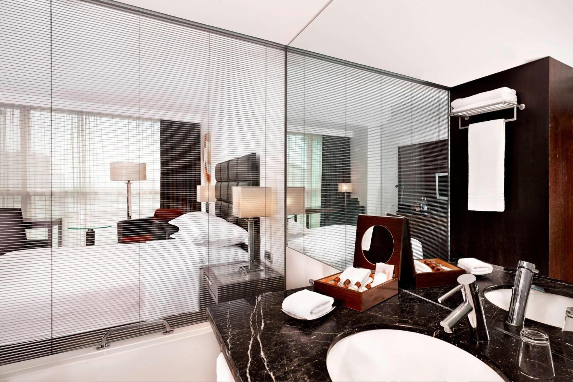 Sheraton & Hotel