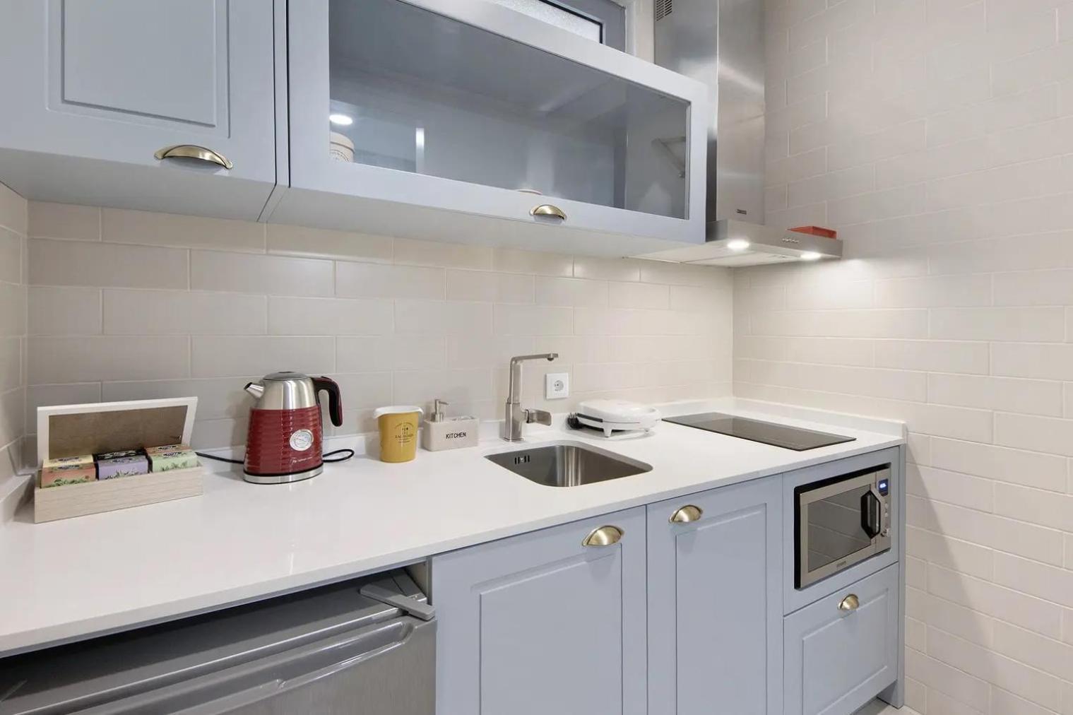 - - 6 Apartment *