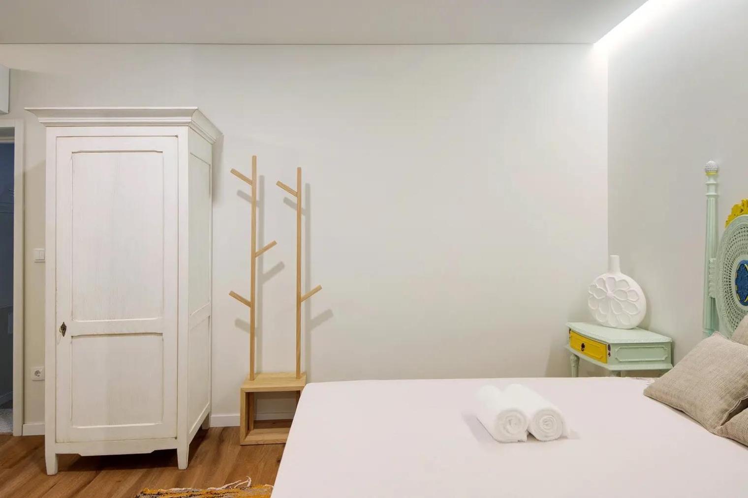 - - 2 Apartment *