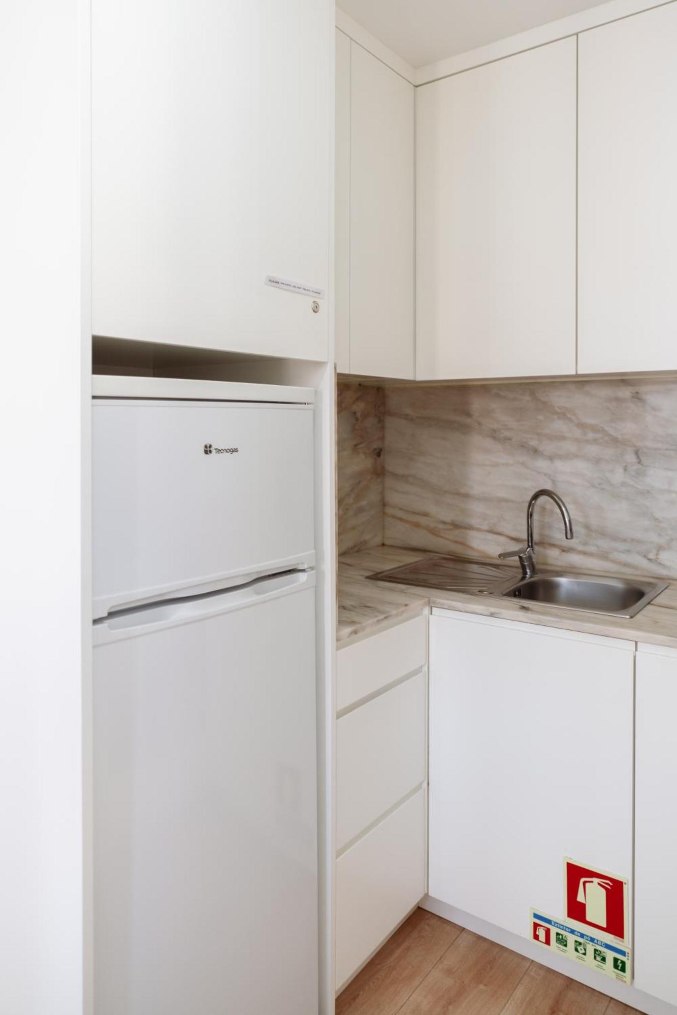 Apartamento Host Wise - Flat W Free Private Parking - Bright & Cozy