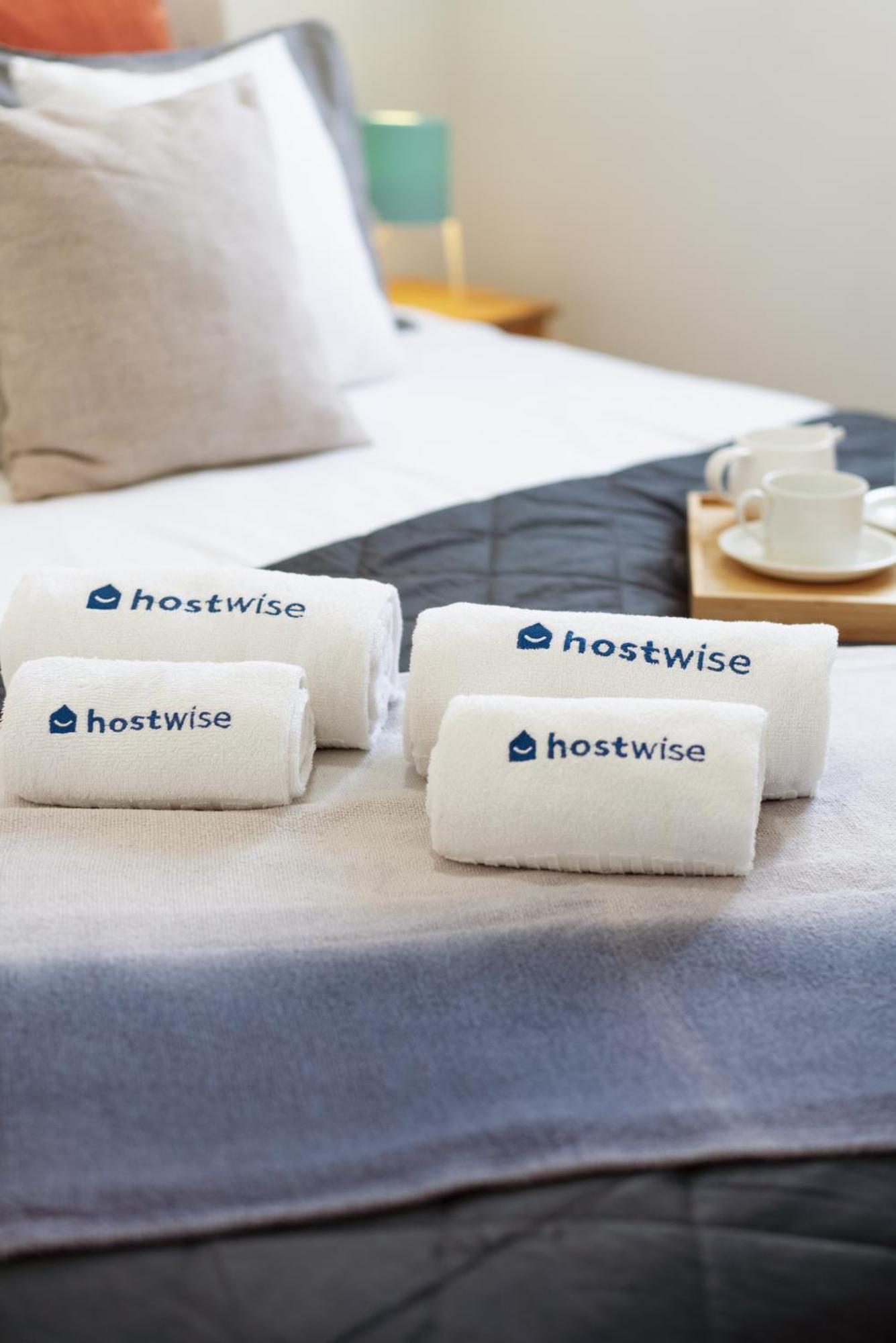 Host Wise - Flat W Free Private Parking - Bright & Cozy *