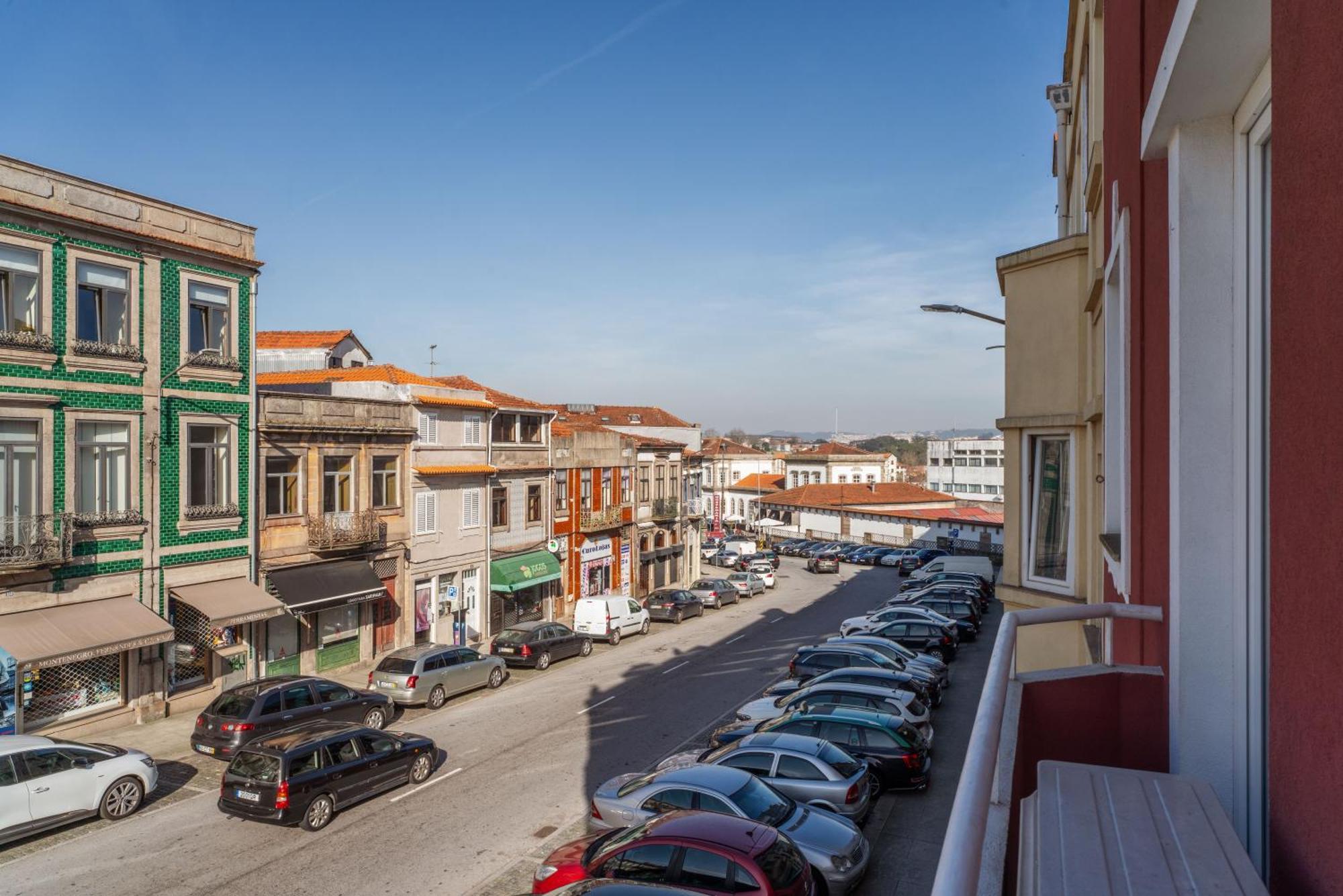 Host Wise - Flat W Free Private Parking - Bright & Cozy Apartment *