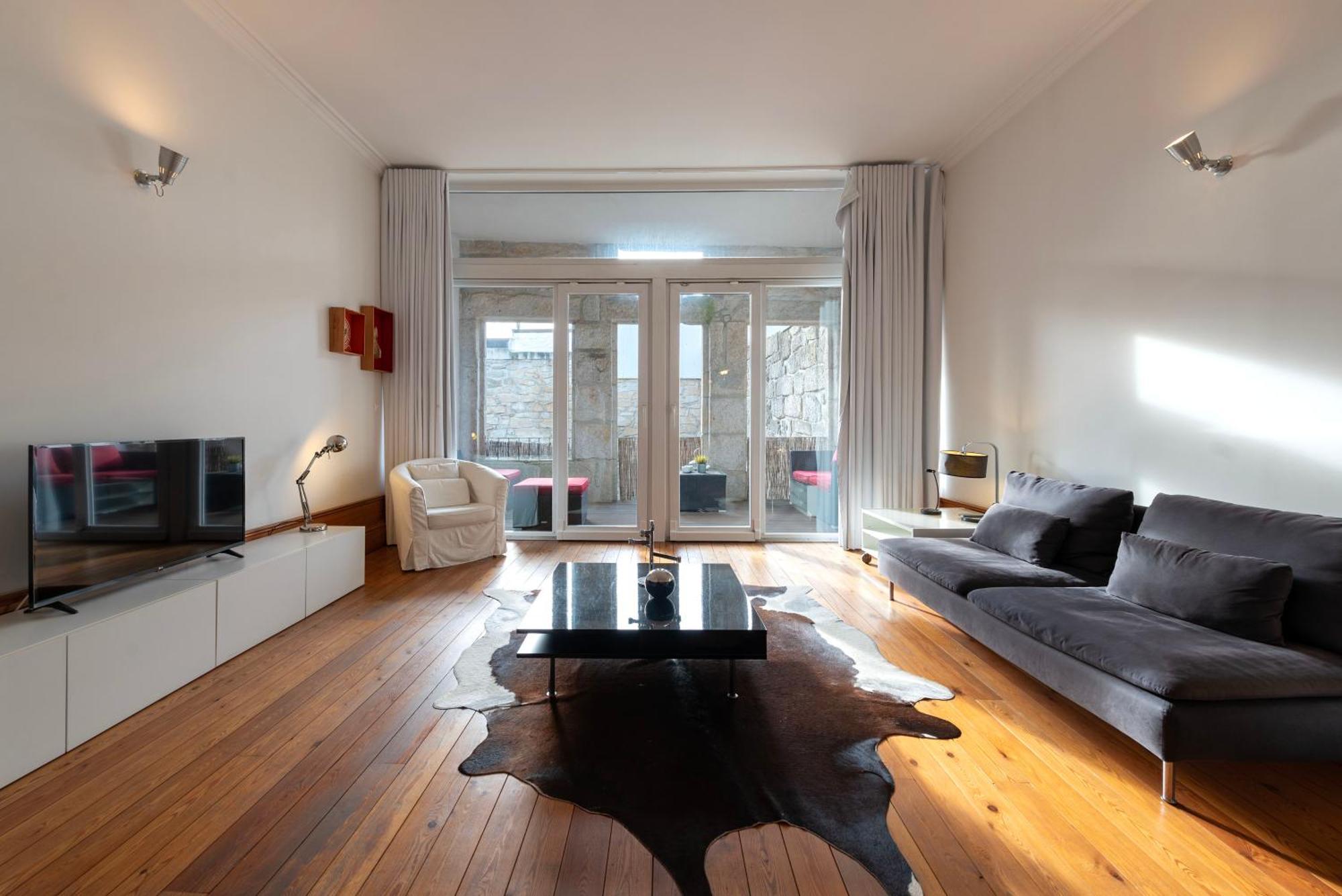 Fontainhas Flat: Balcony & Parking * Porto