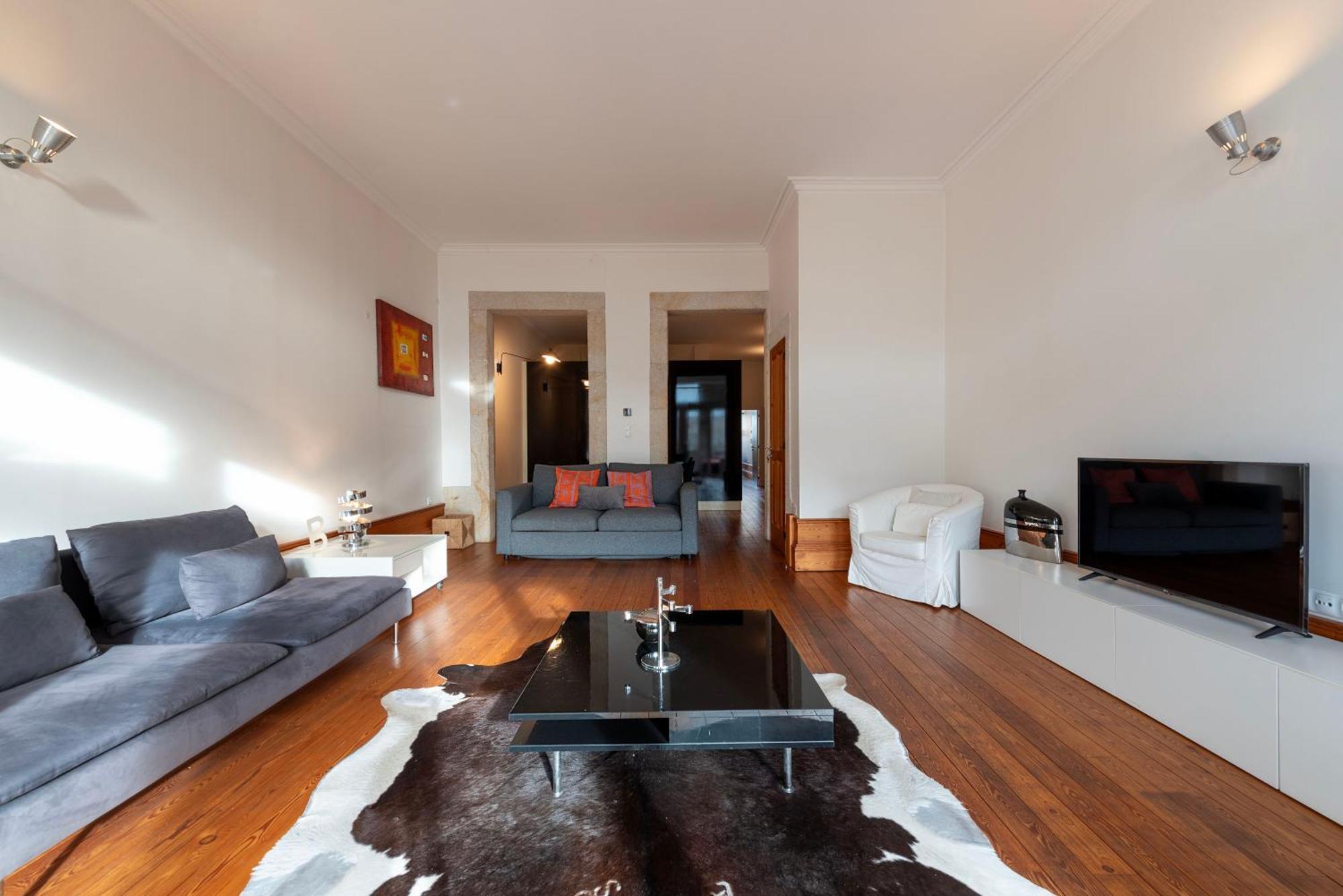 Fontainhas Flat: Balcony & Parking Porto