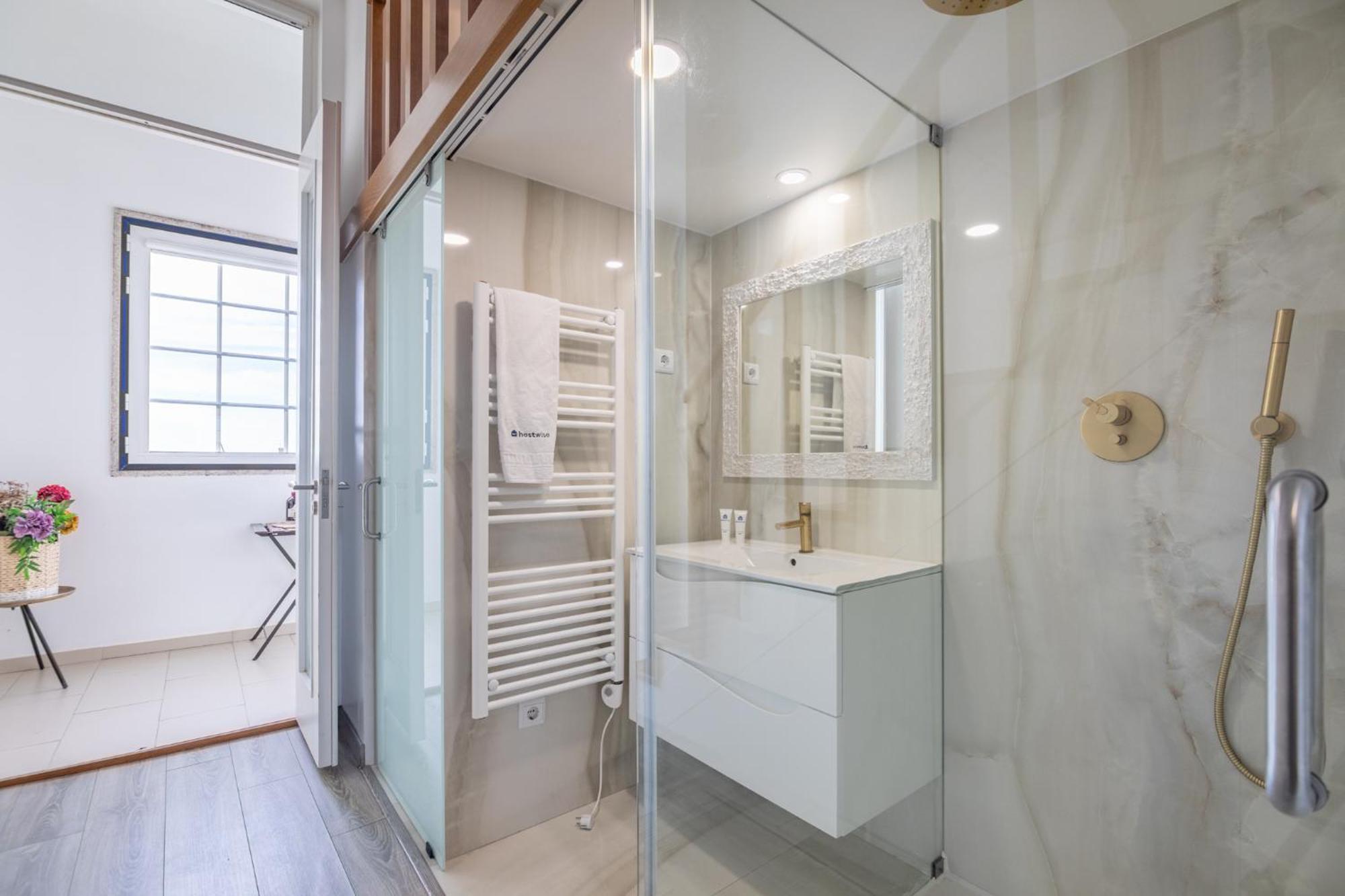 Deluxe Spacious Flats W Mezzanine By Host Wise Apartment *