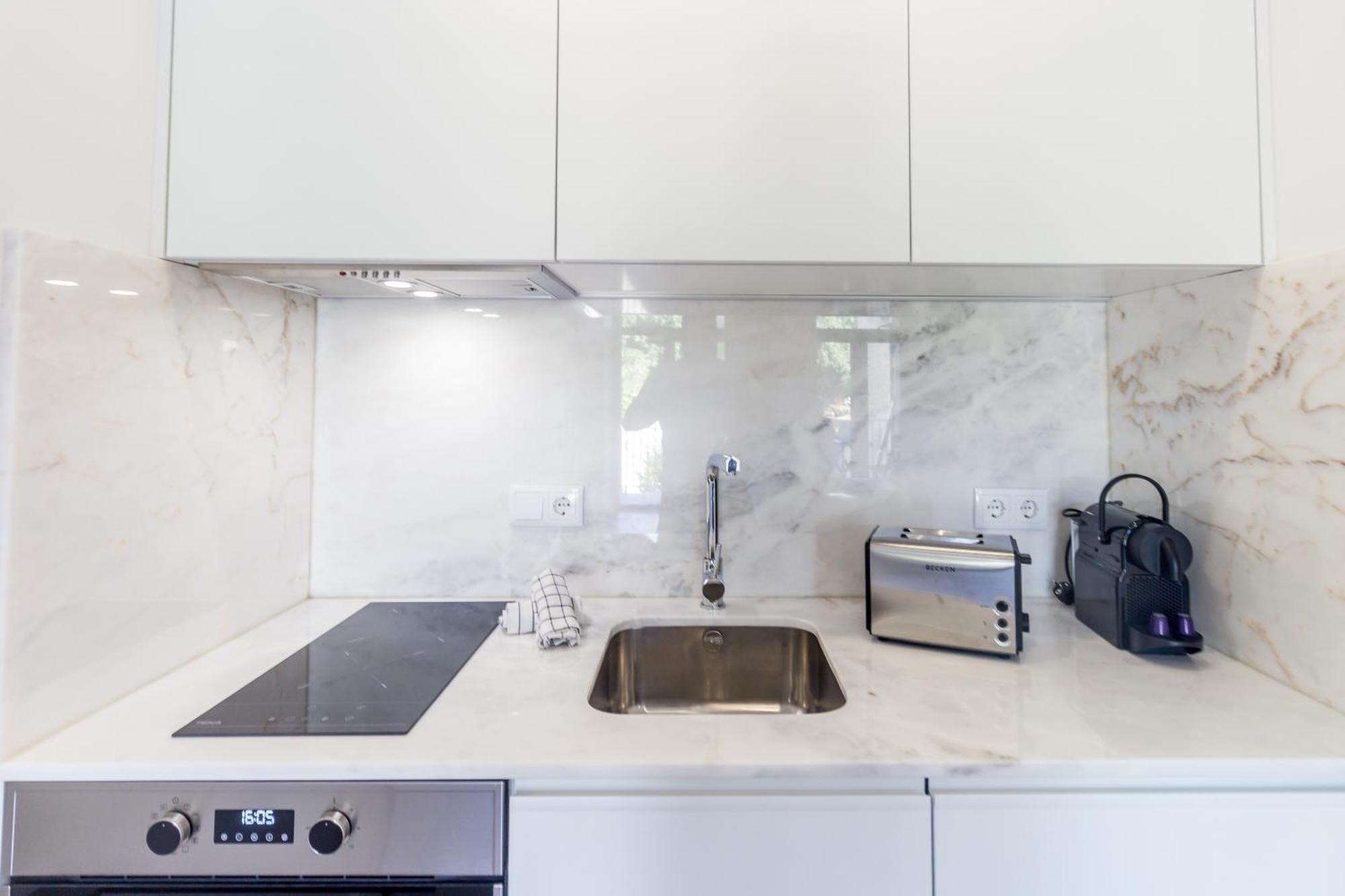Guest H4u - Heroismo Apartment