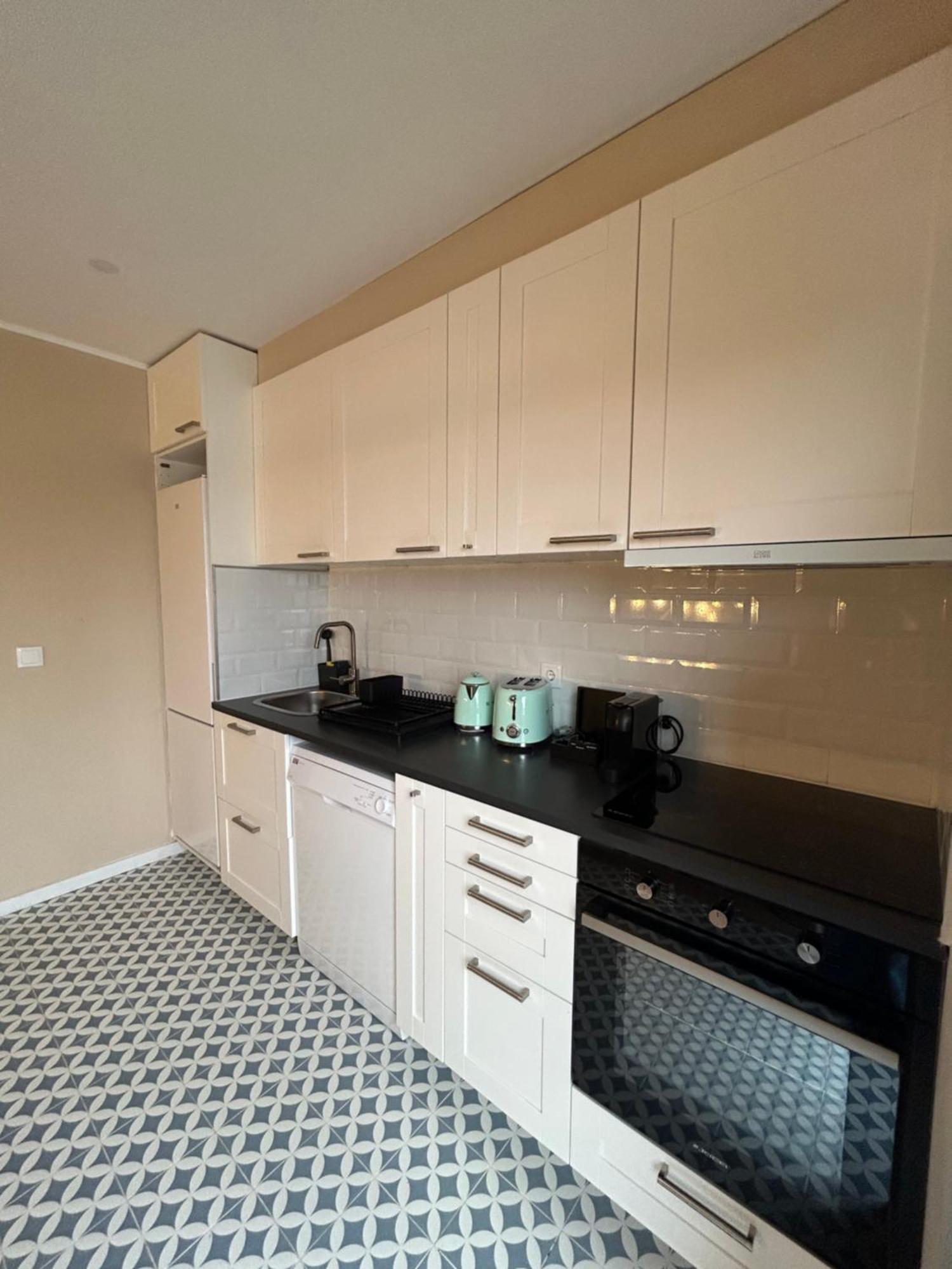 Near Family - Free Parking Apartment