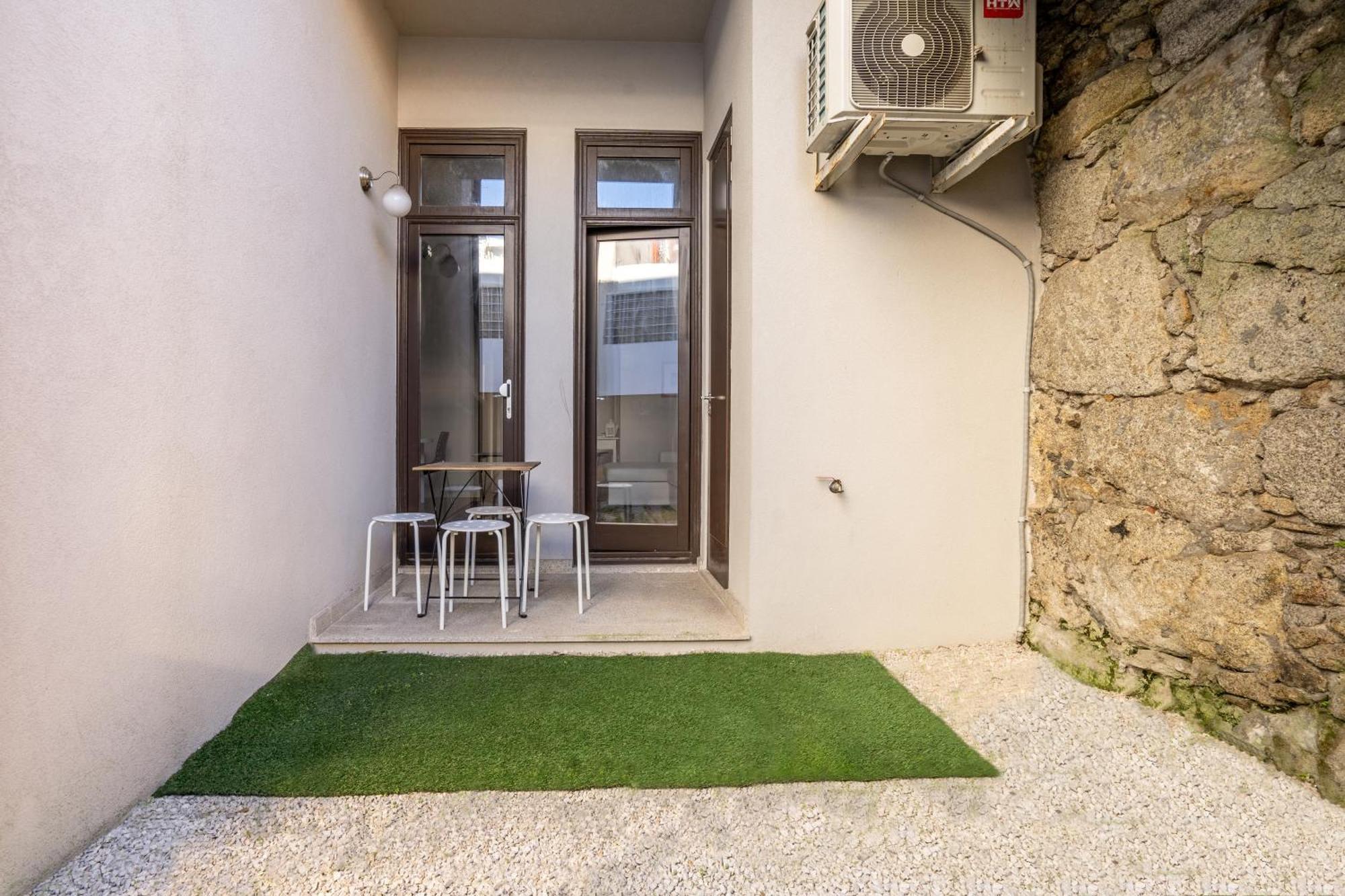 Apartment Unique: 1br W/ Private Patio By Lovelystay Porto
