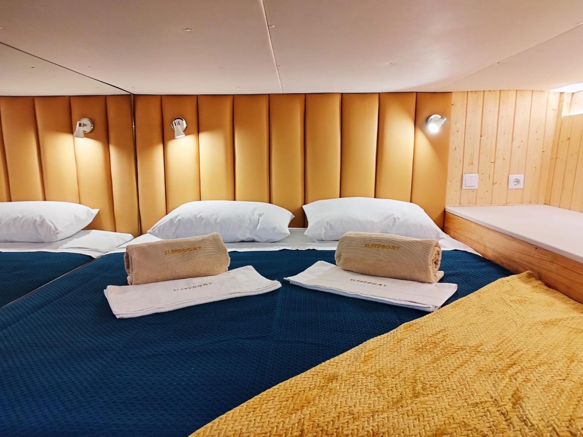 Botel Sleepboat Luxlife Yatch *