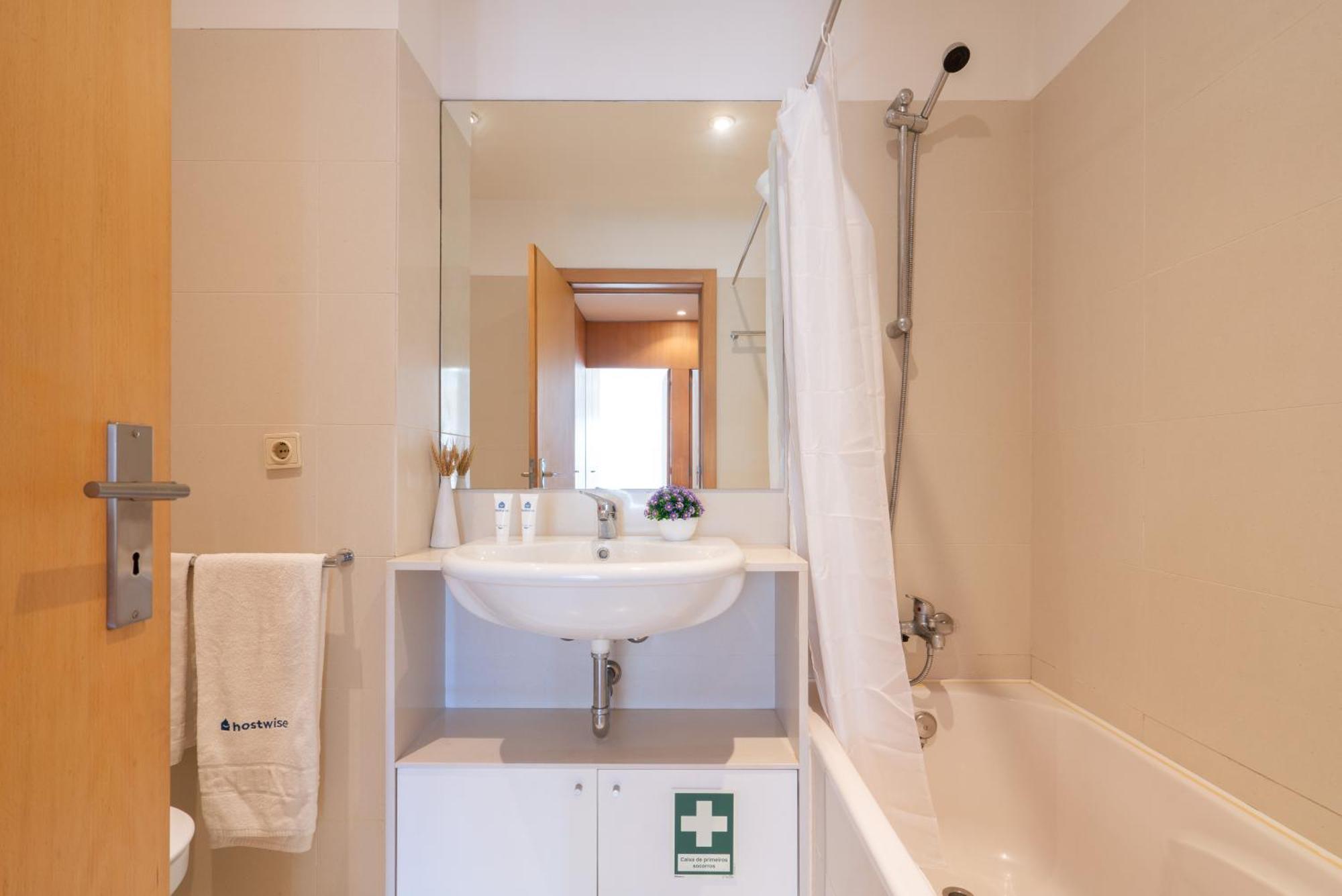 Host Wise - Comfy Charming Flat W Netflix - Ace Location Apartment Porto