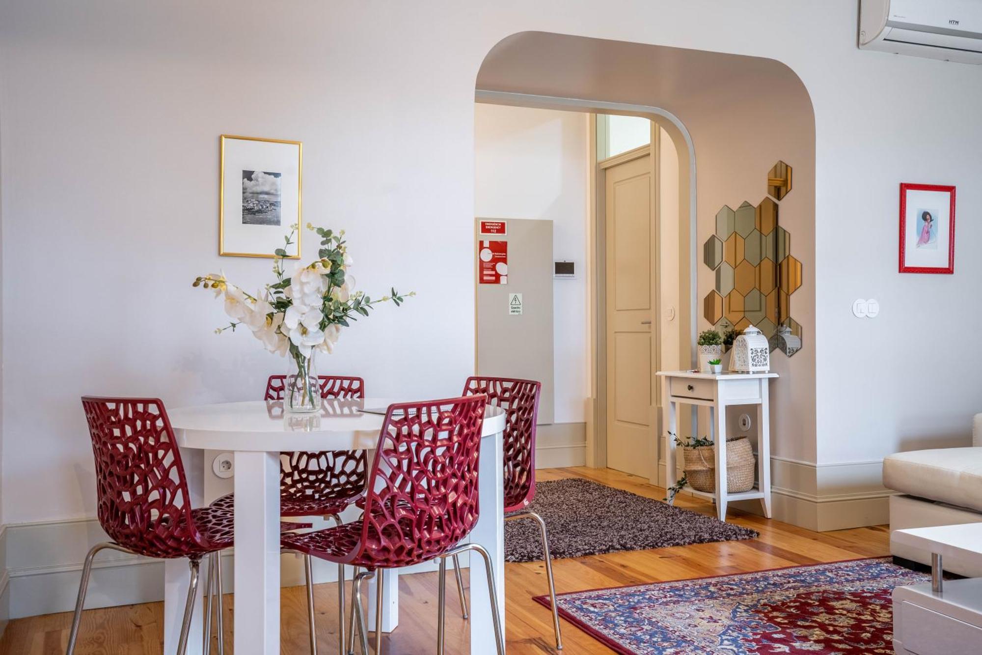 Unique: 1br W/ Private Patio By Lovelystay * Porto