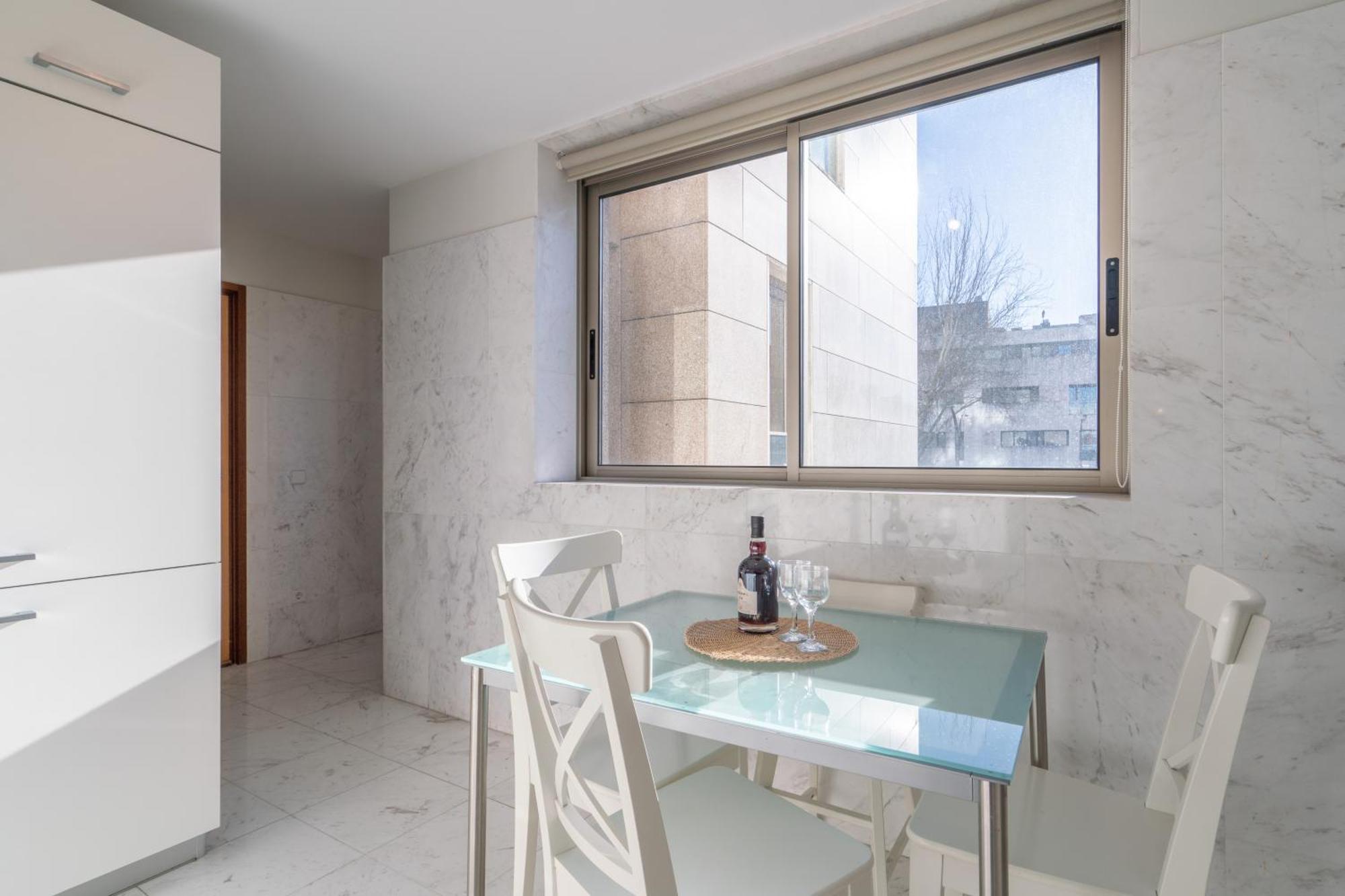 Host Wise - Gorgeous Spacious Flat - Ace Location * Porto