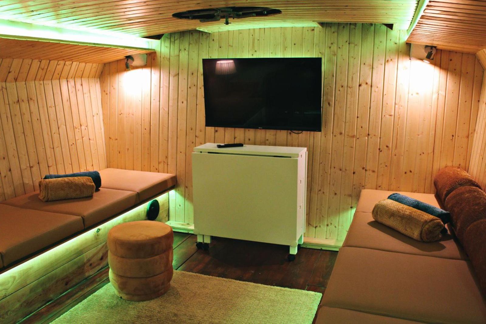 Botel Sleepboat House *