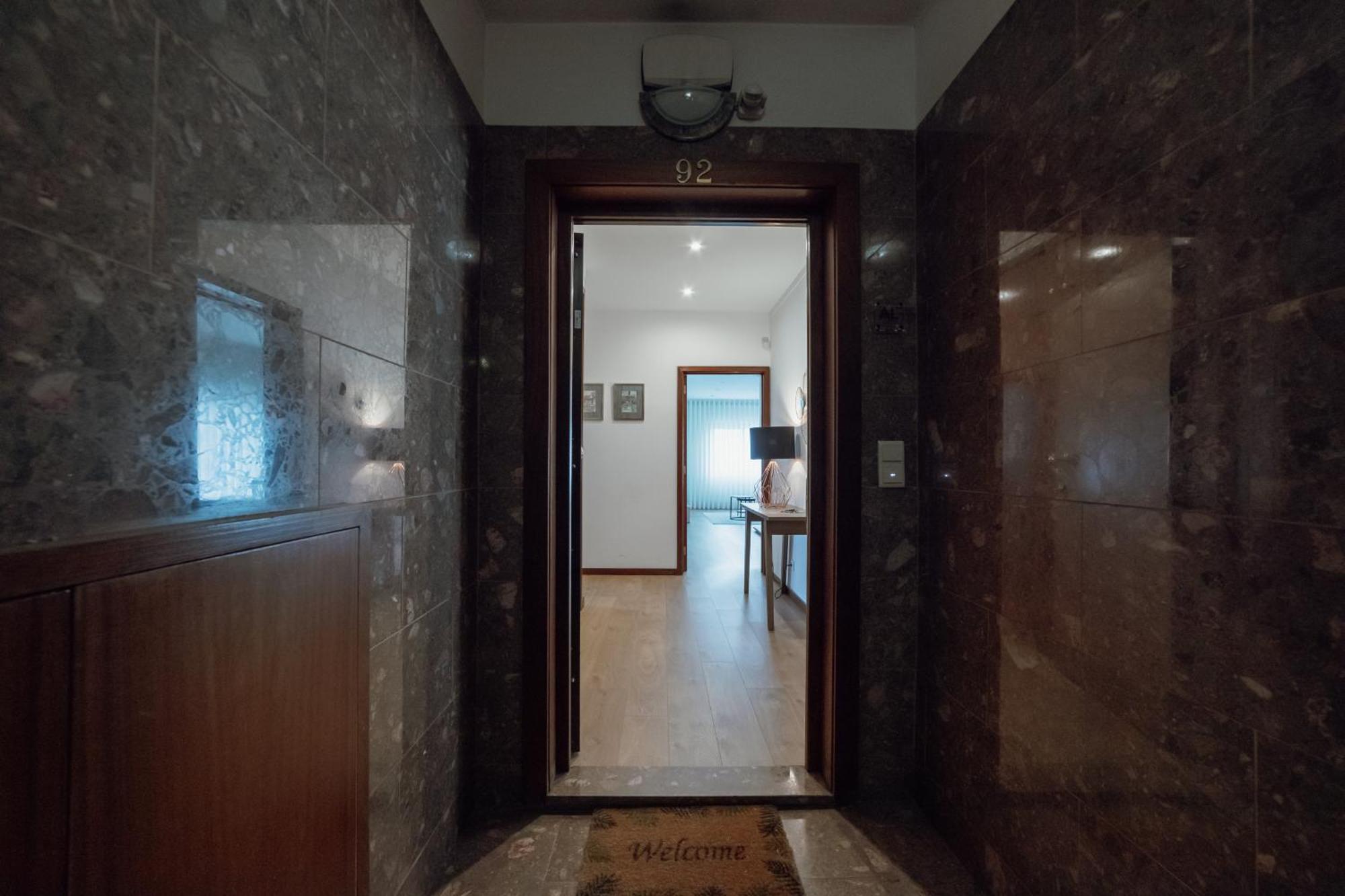 Apartment Center Grand With Seaview Terrace By Vacationy *
