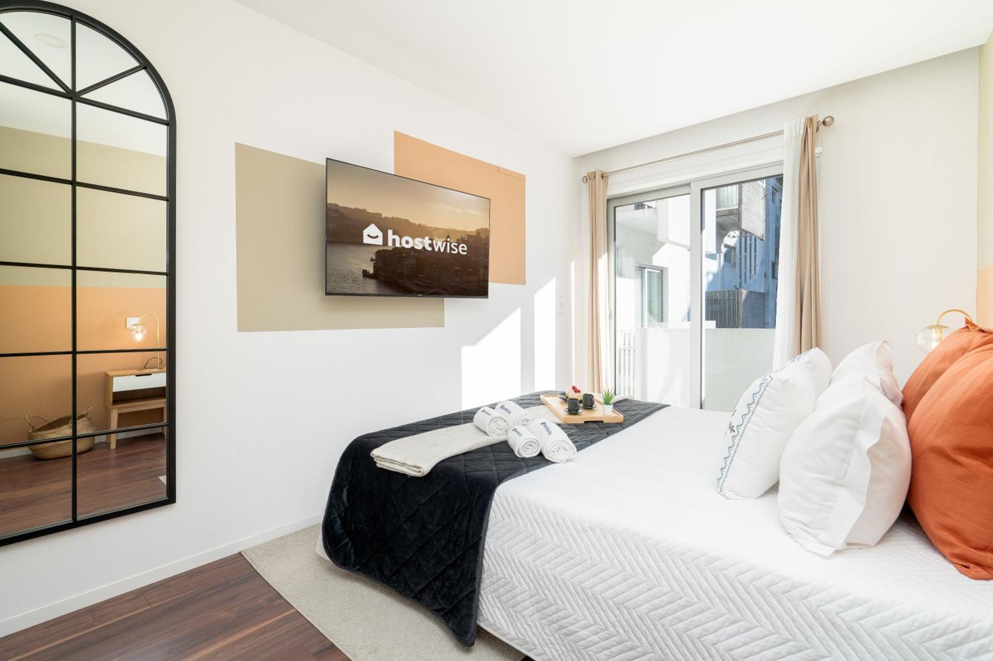Apartment Host Wise - Restful Minimalist Flat - Balcony