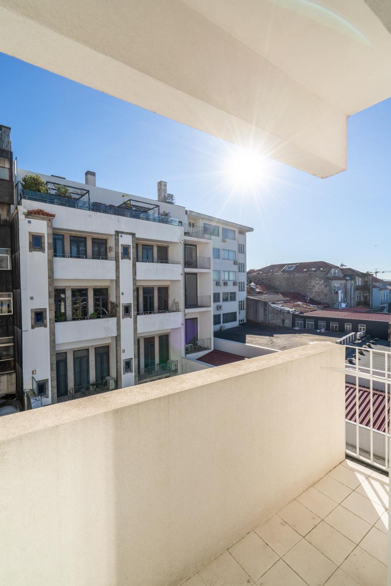 Host Wise - Restful Minimalist Flat - Balcony Apartment Porto