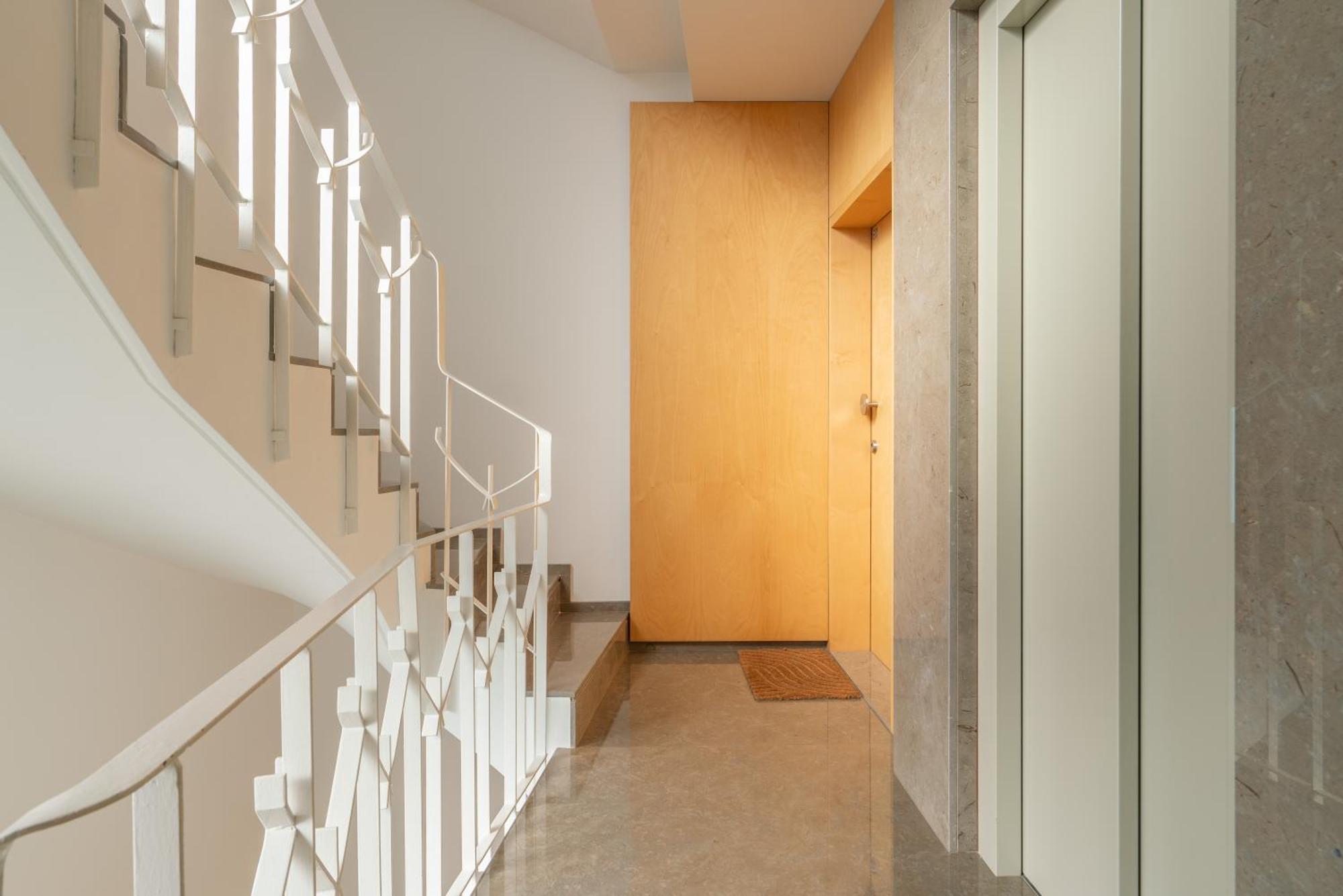 Host Wise - Restful Minimalist Flat - Balcony *