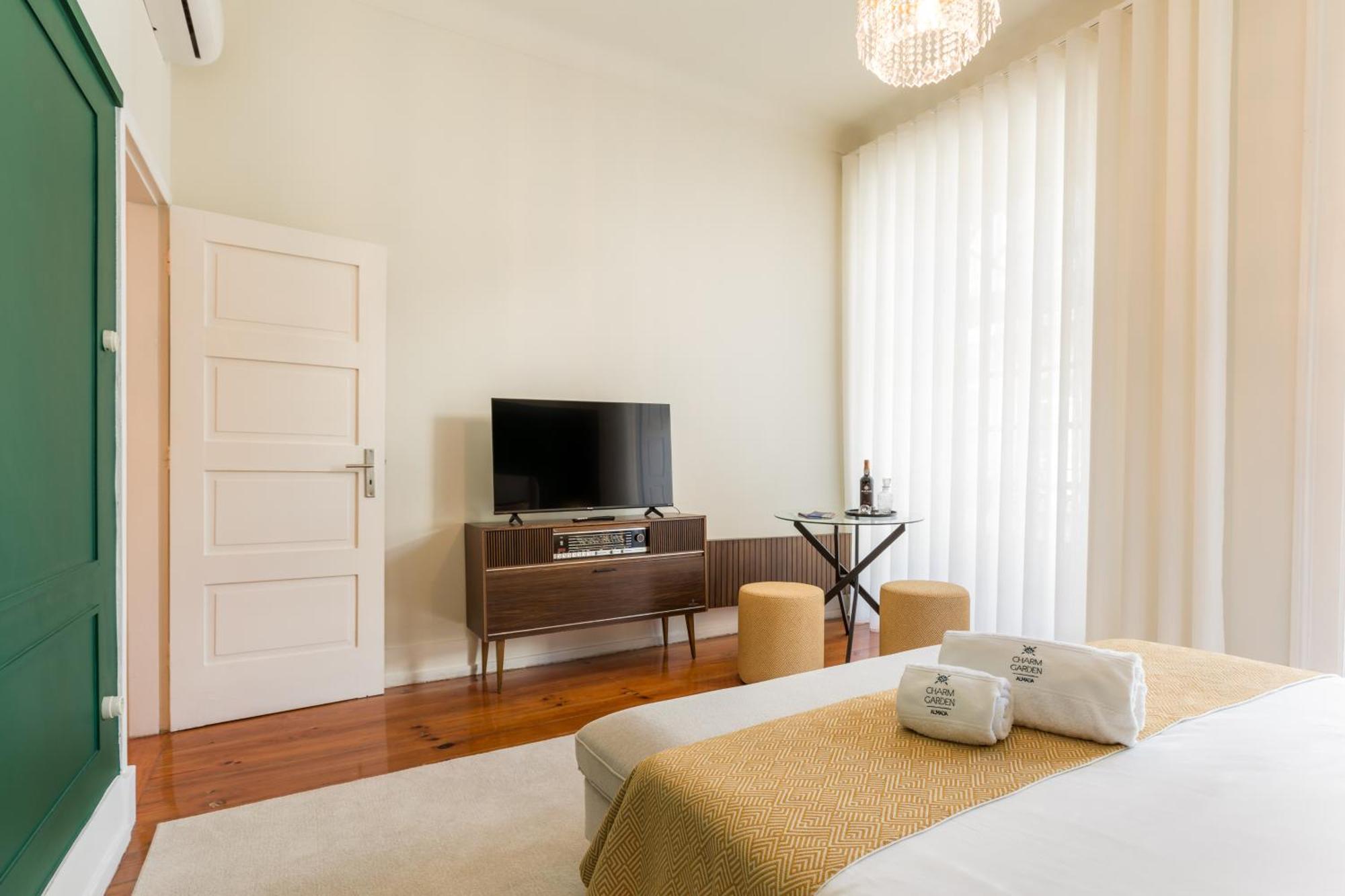 Almada Charm &