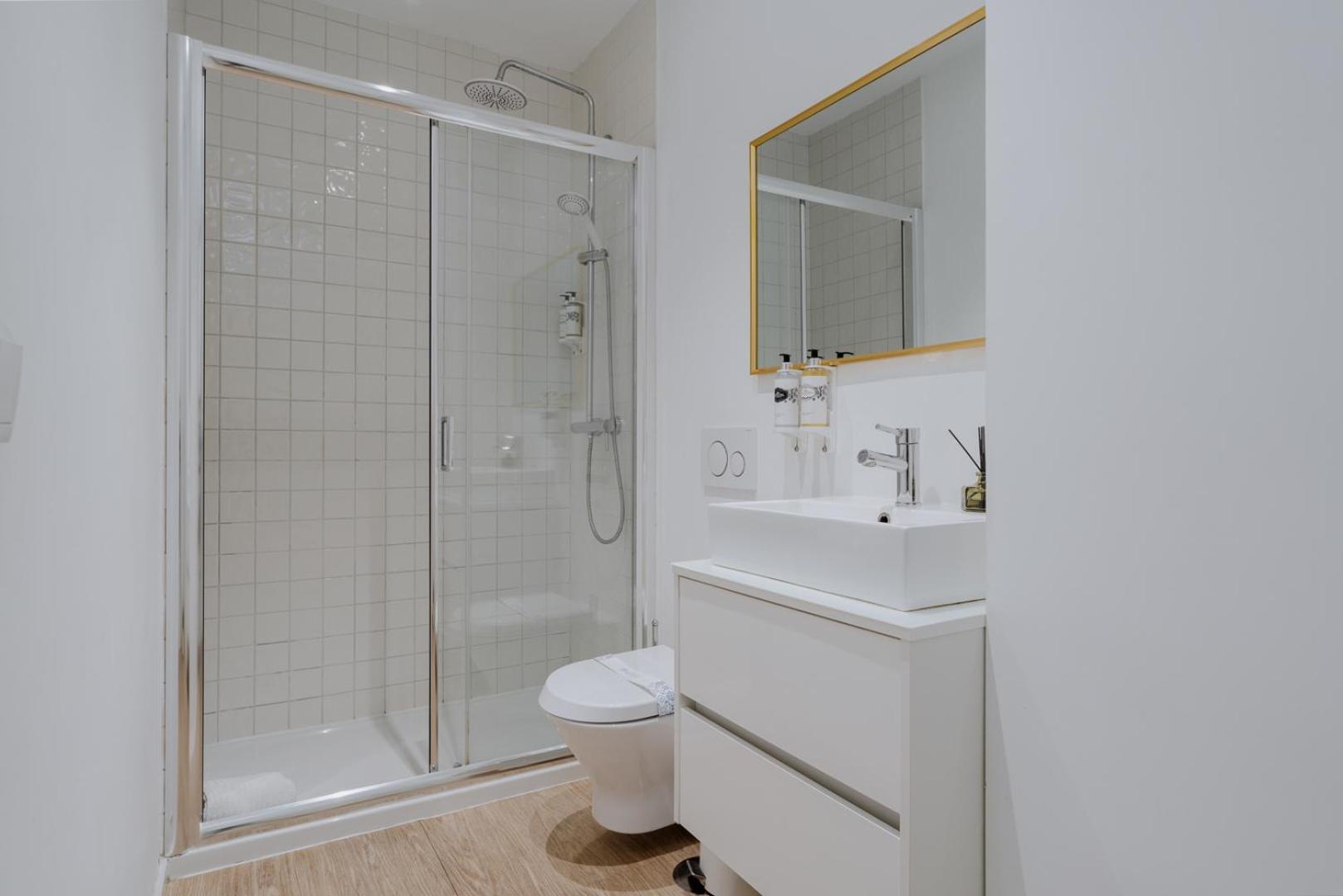Apartment Downtown Terrace Flat With Ac And Patio - Feel Like A Local