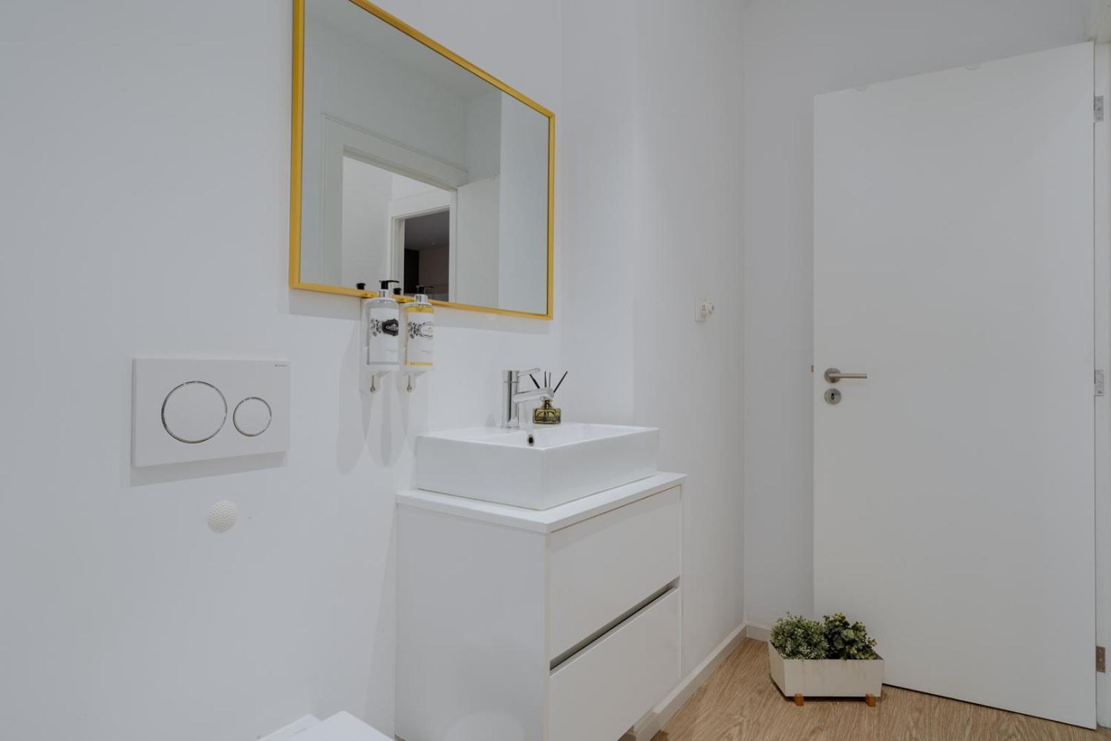 Apartment Downtown Terrace Flat With Ac And Patio - Feel Like A Local *