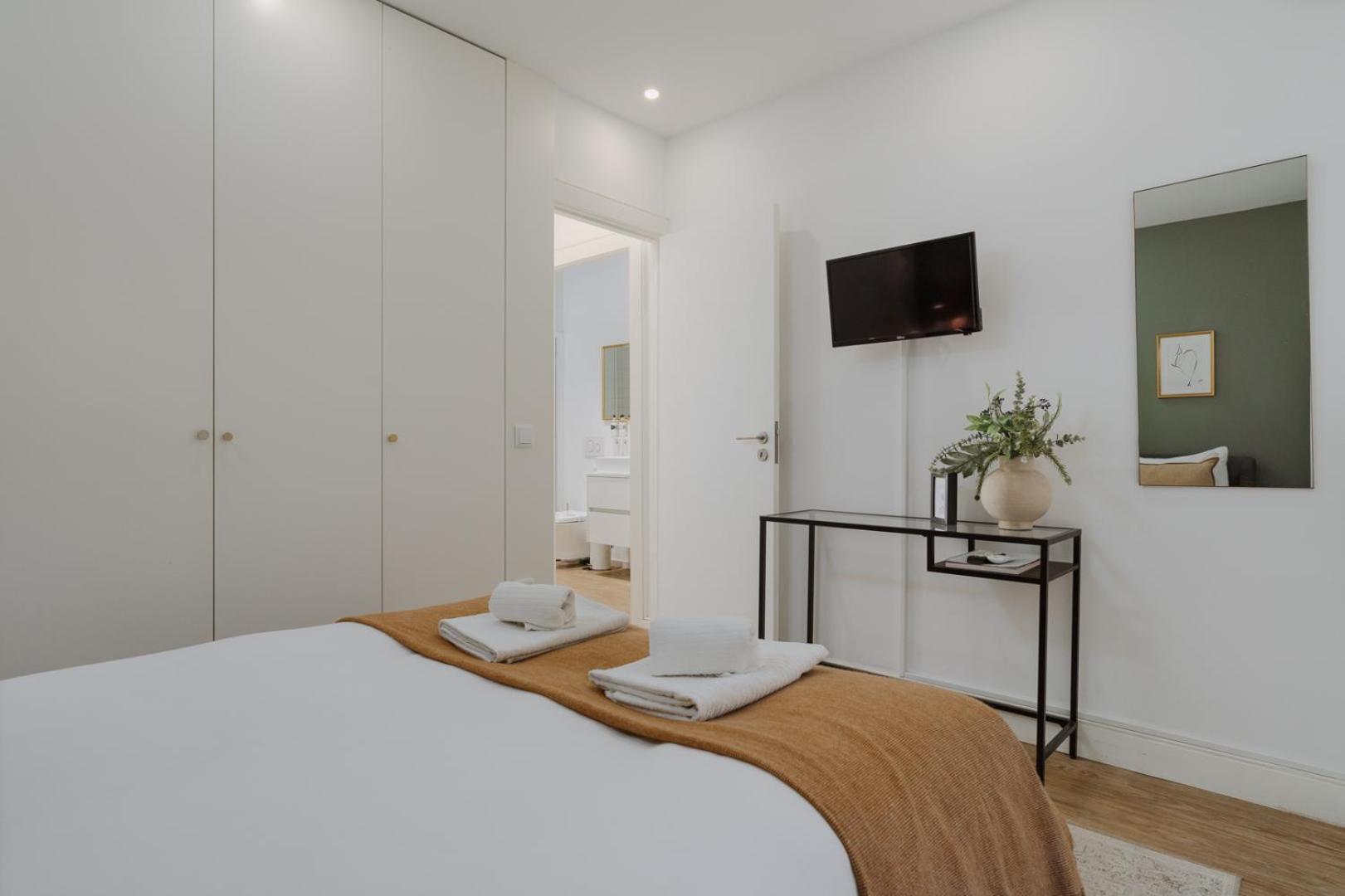 Downtown Terrace Flat With Ac And Patio - Feel Like A Local Apartment *