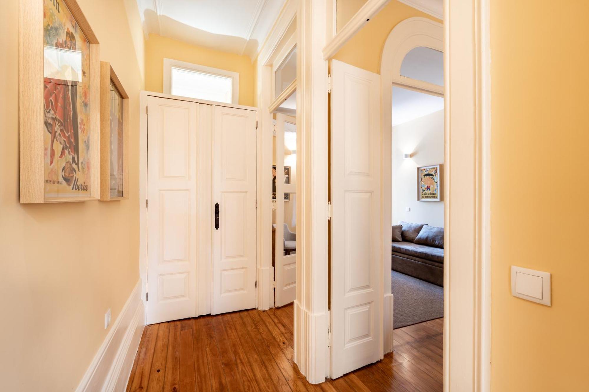 Downtown Grand Apartment