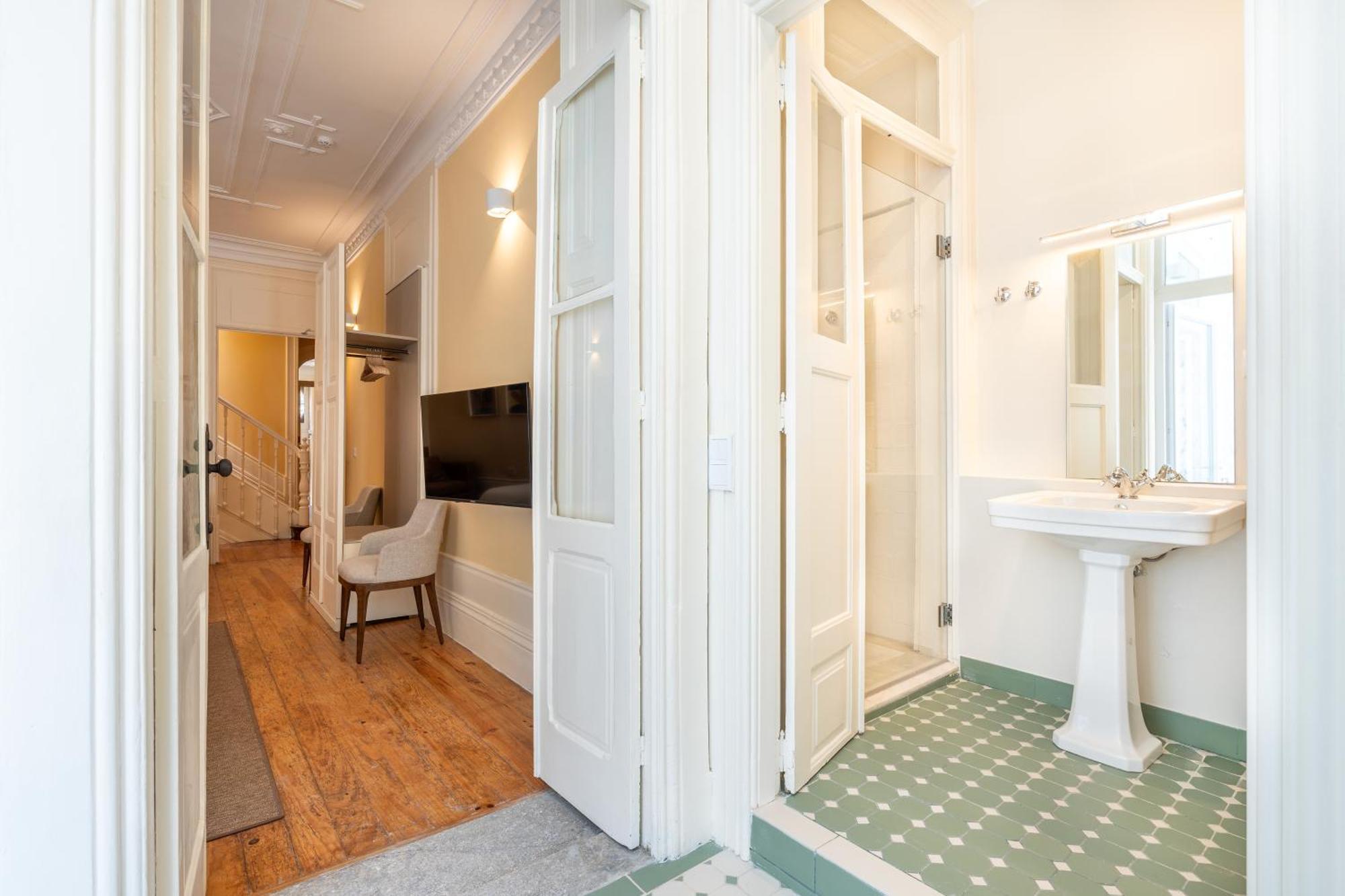 Downtown Grand Apartment