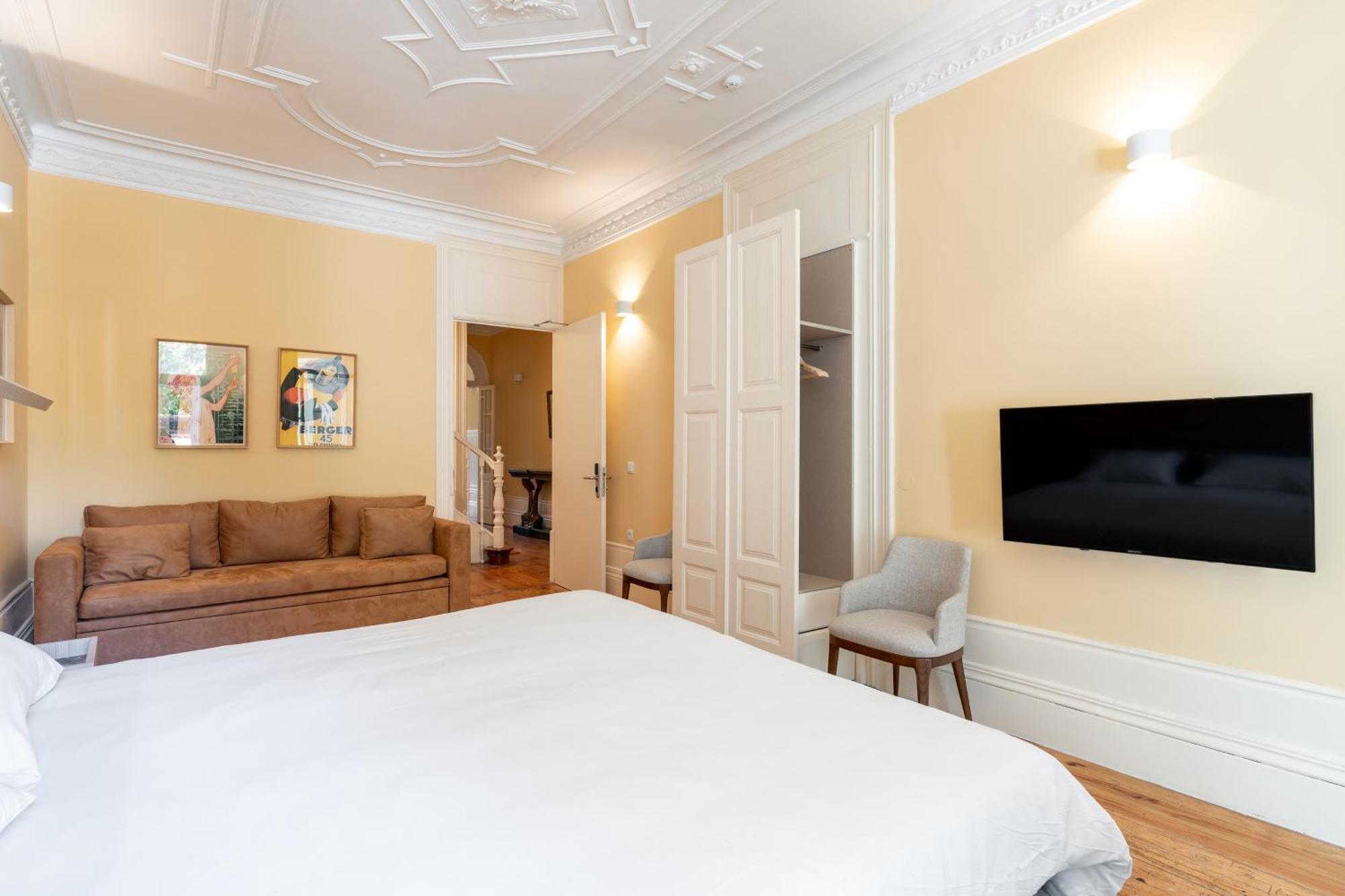 Downtown Grand Apartment
