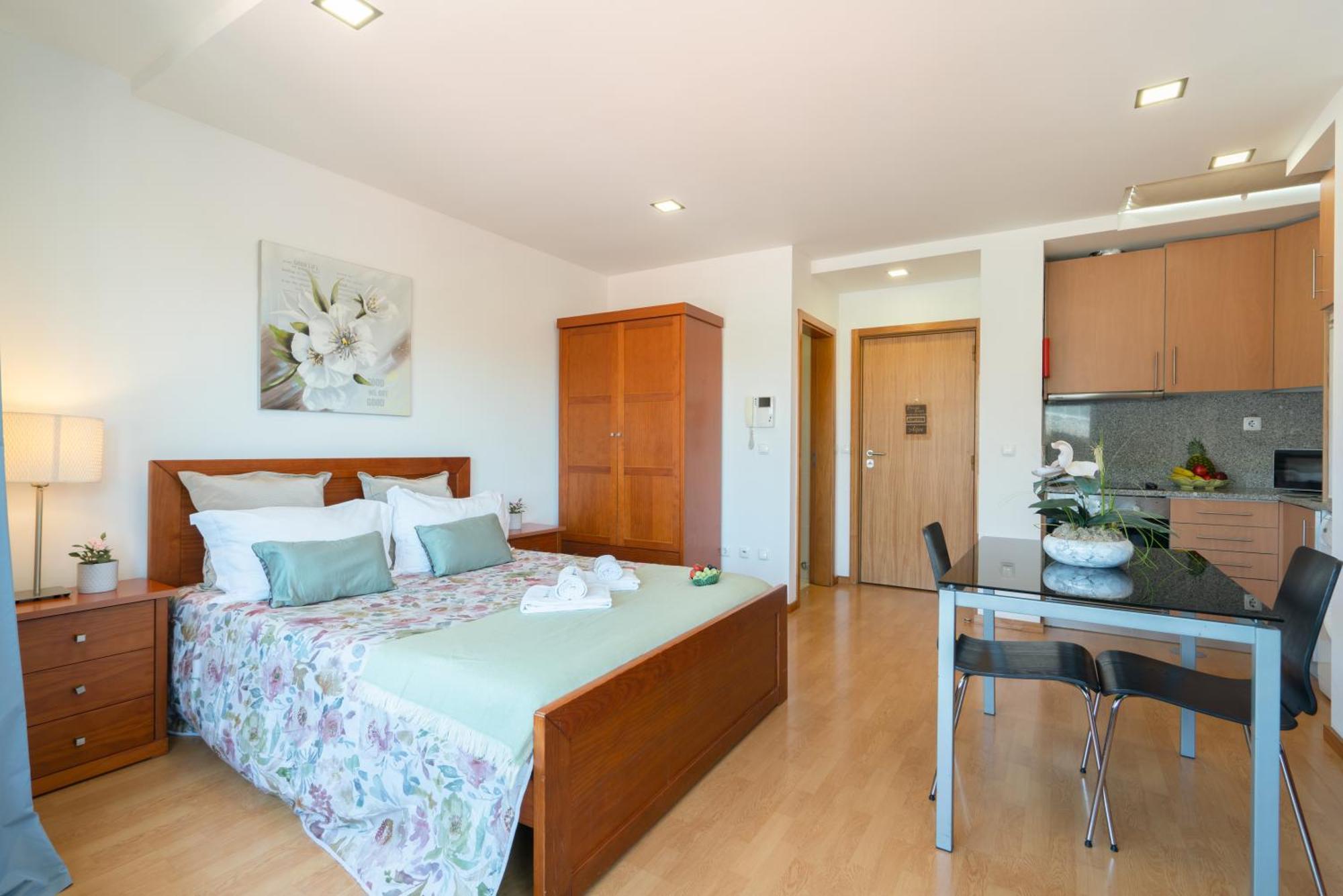 Host Wise - Bright Quiet Flats - Prime Location * Porto