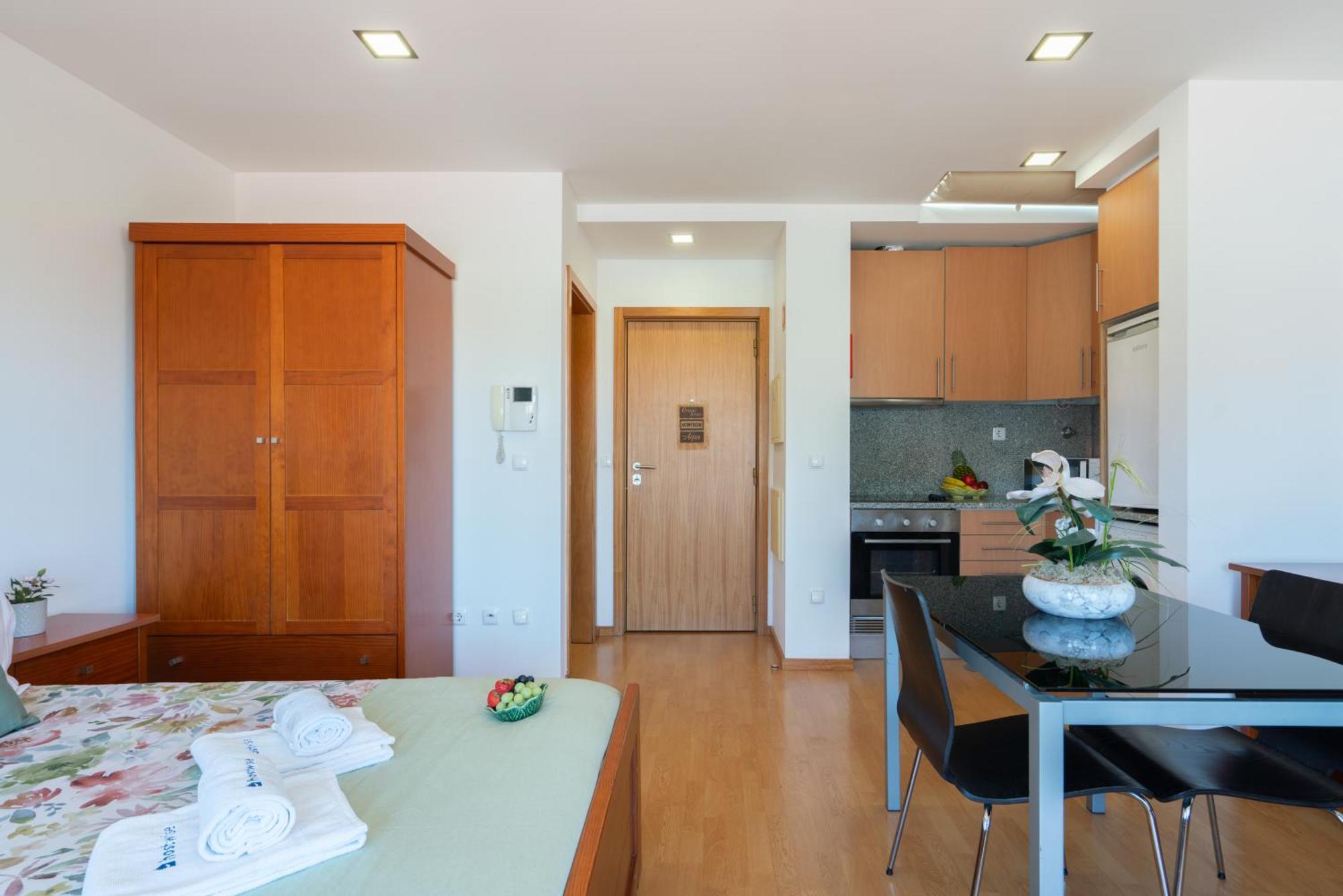 Host Wise - Bright Quiet Flats - Prime Location * Porto
