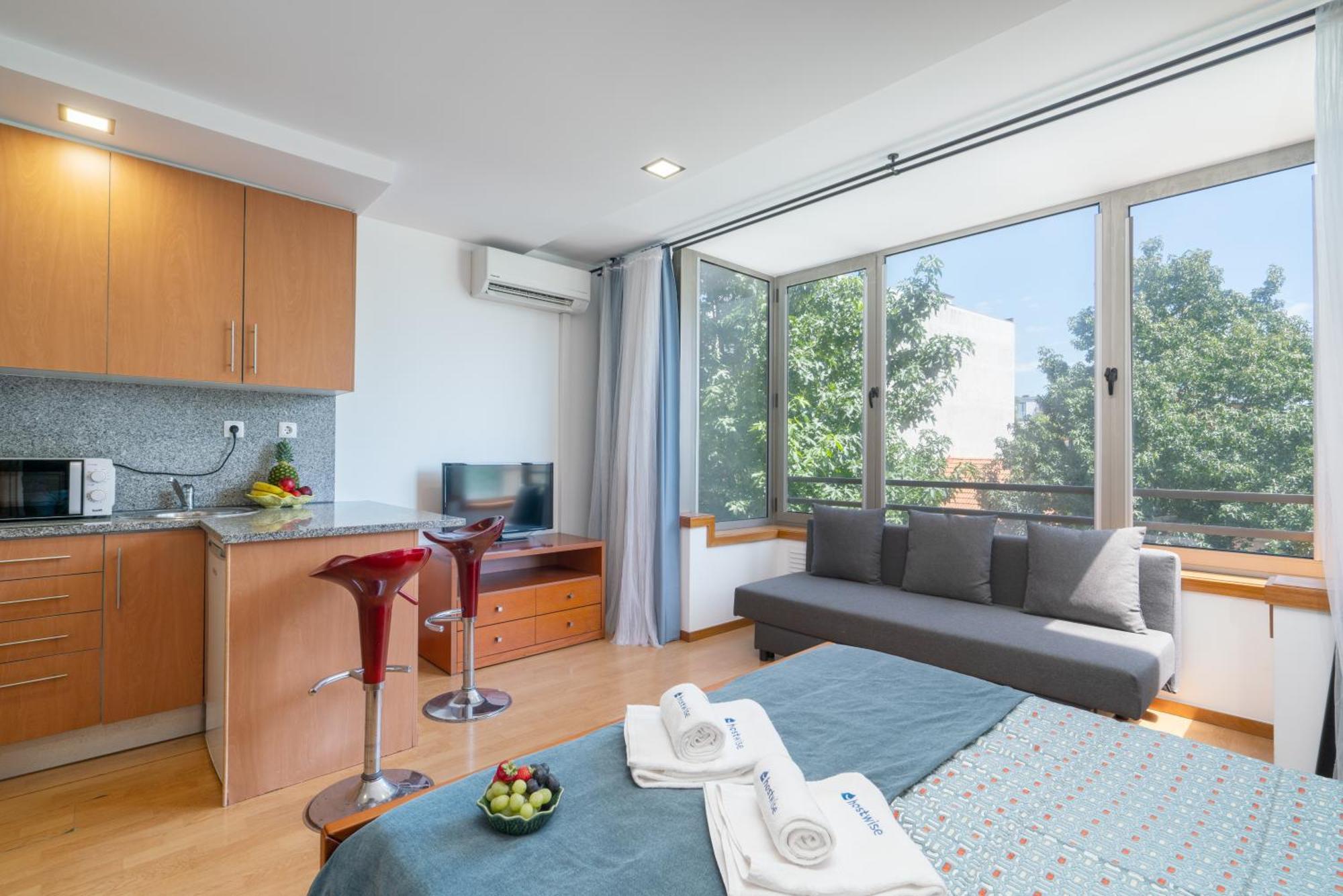 Host Wise - Bright Quiet Flats - Prime Location Apartment