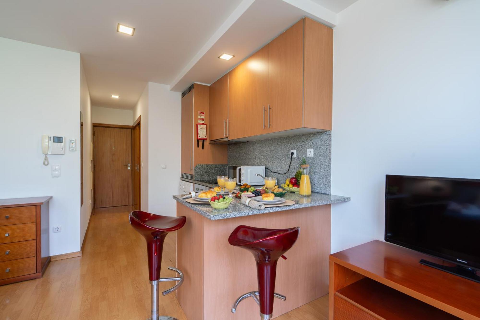 Host Wise - Bright Quiet Flats - Prime Location *