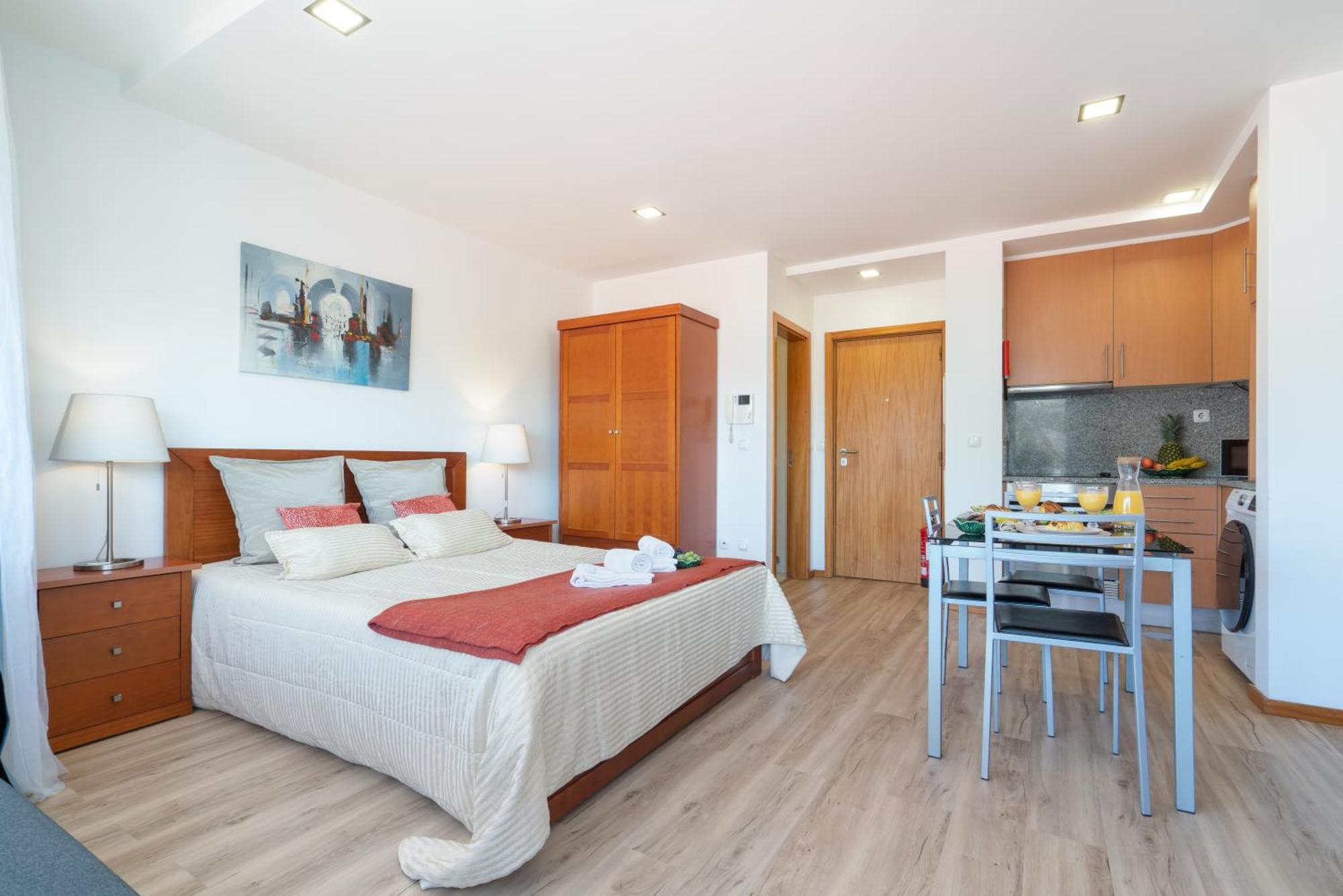Host Wise - Bright Quiet Flats - Prime Location Apartment *