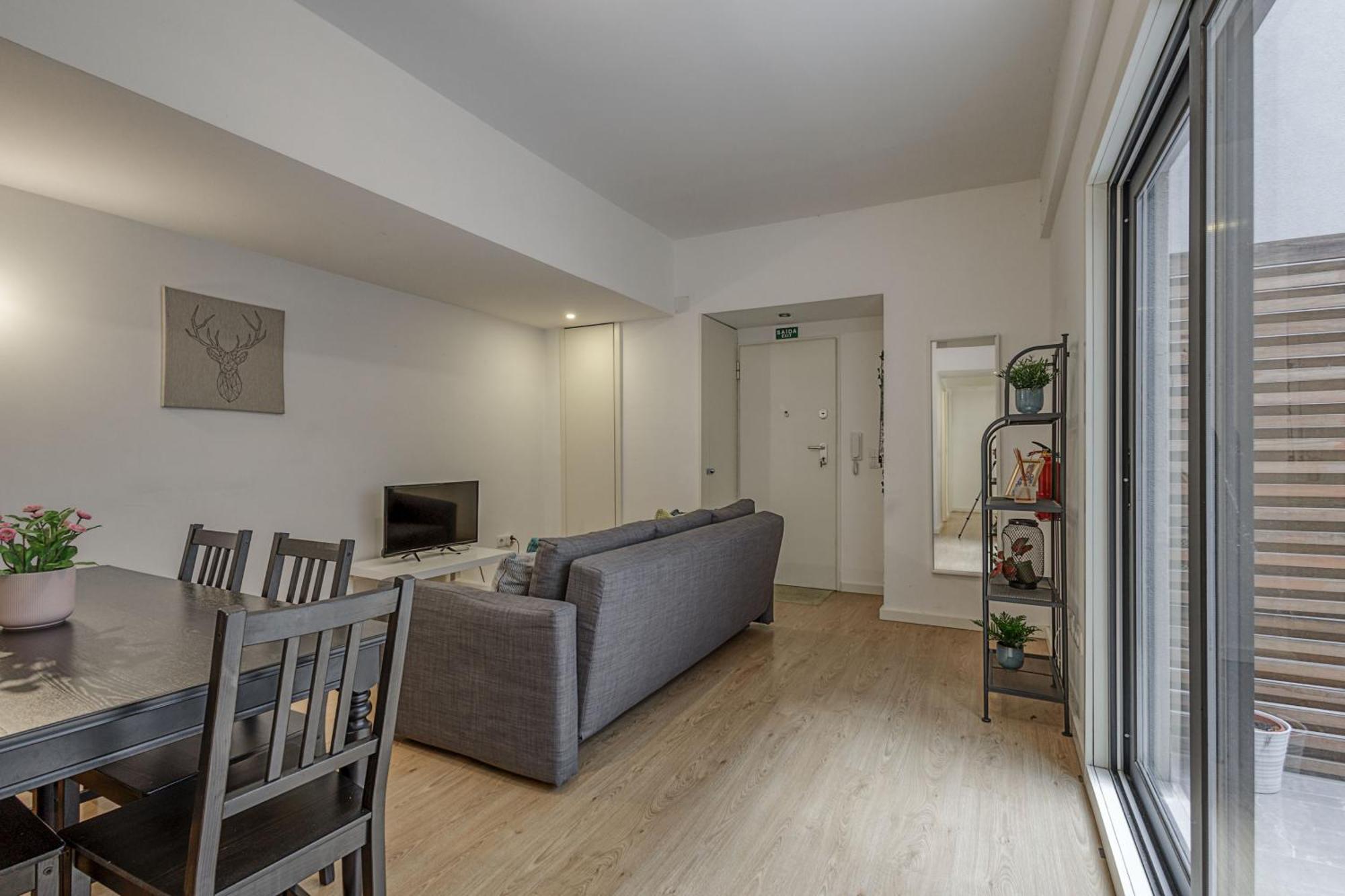 Travel And Live Apartment
