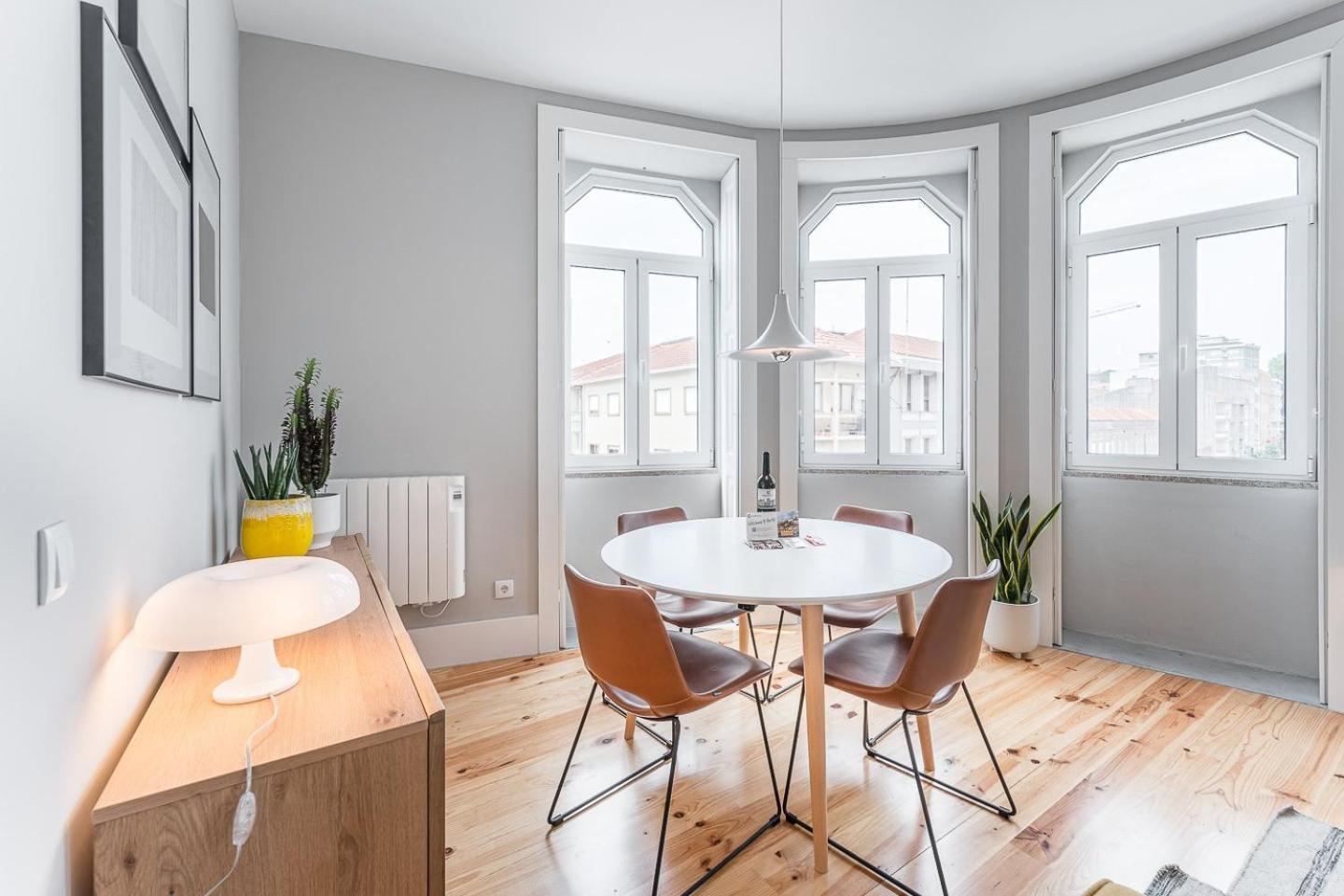 Guestready - Colorful Near Agosto Station