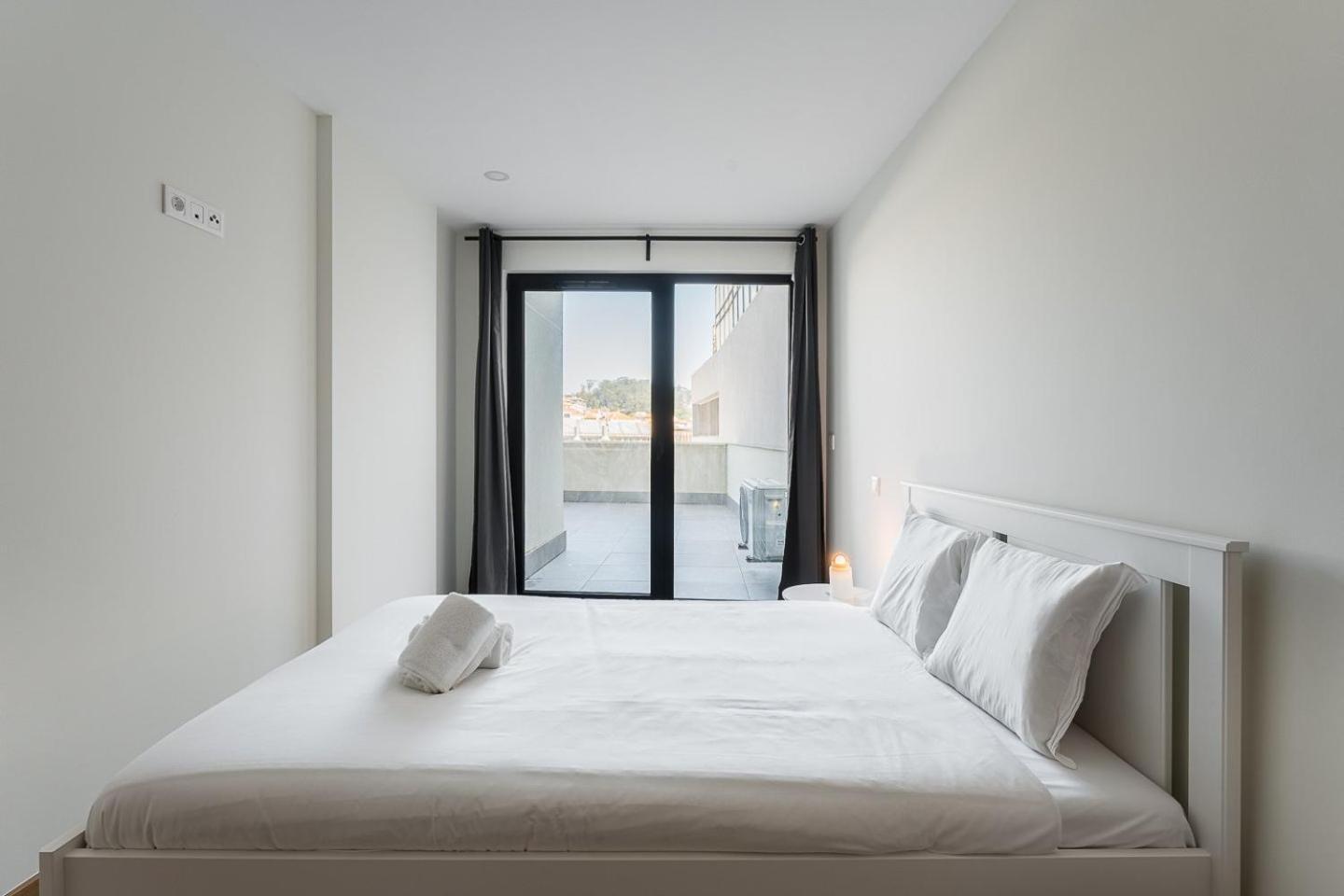 Guestready - Sleek Monochromatic In Bonfim