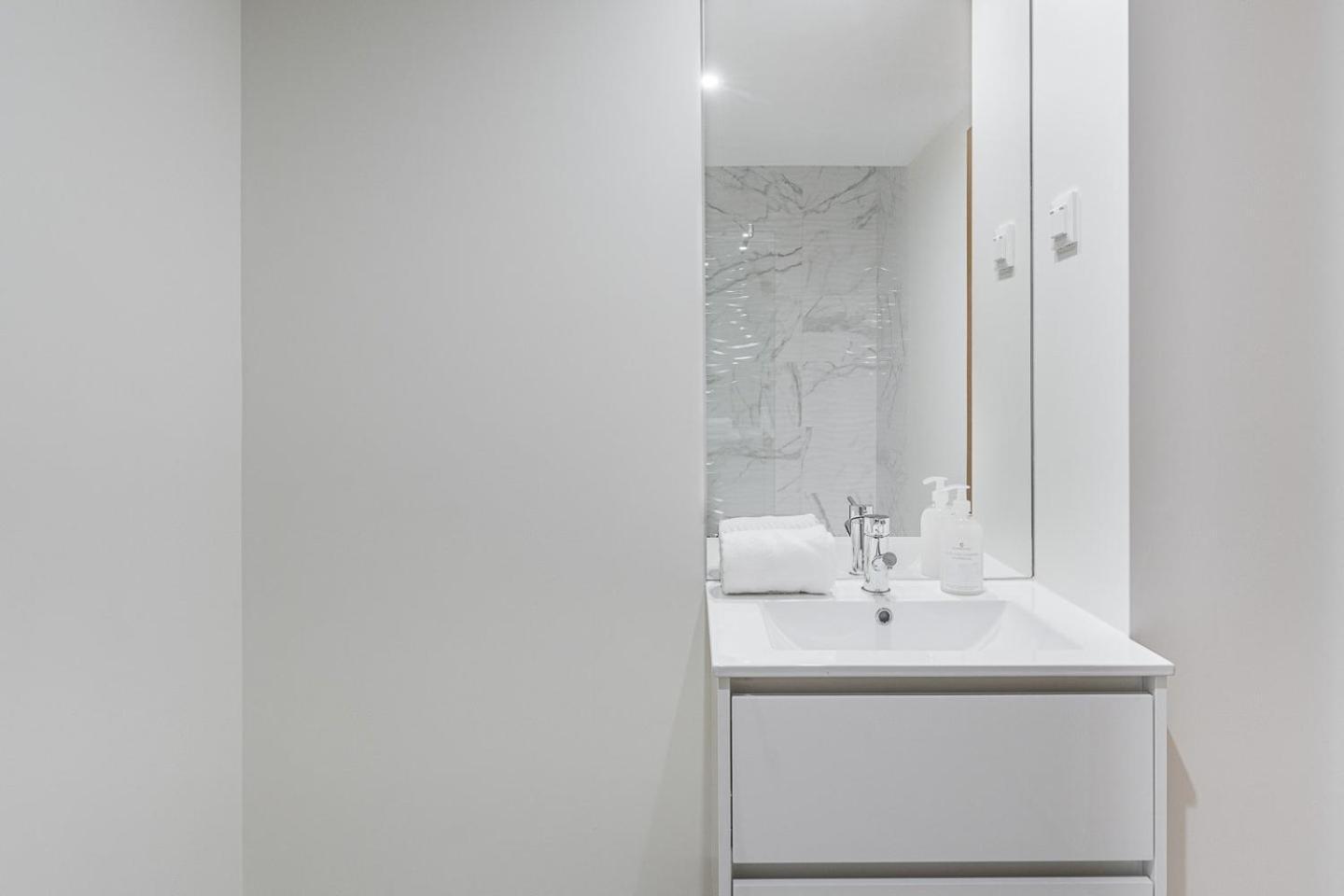 Guestready - Sleek Monochromatic In Bonfim * Porto