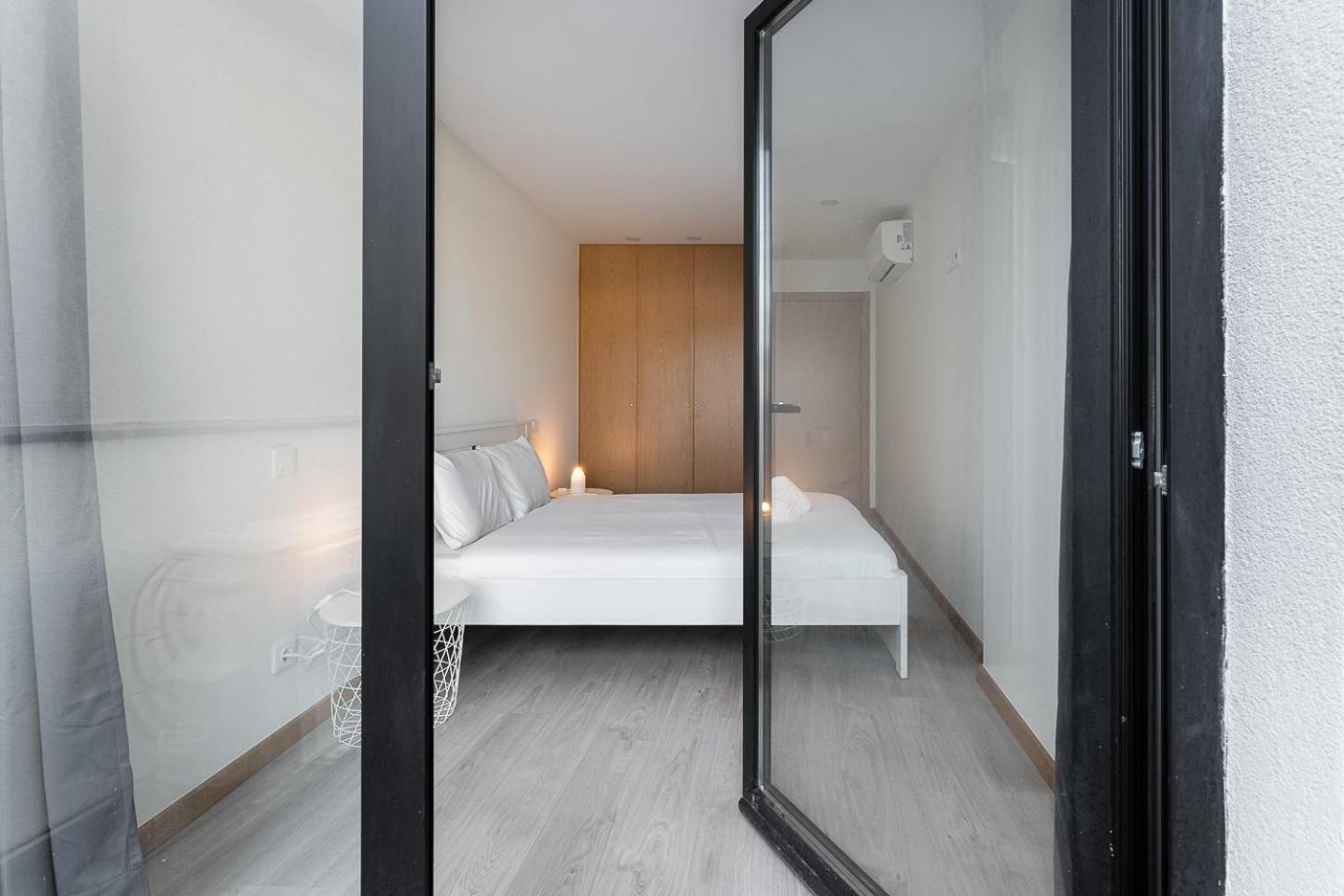 Guestready - Sleek Monochromatic In Bonfim