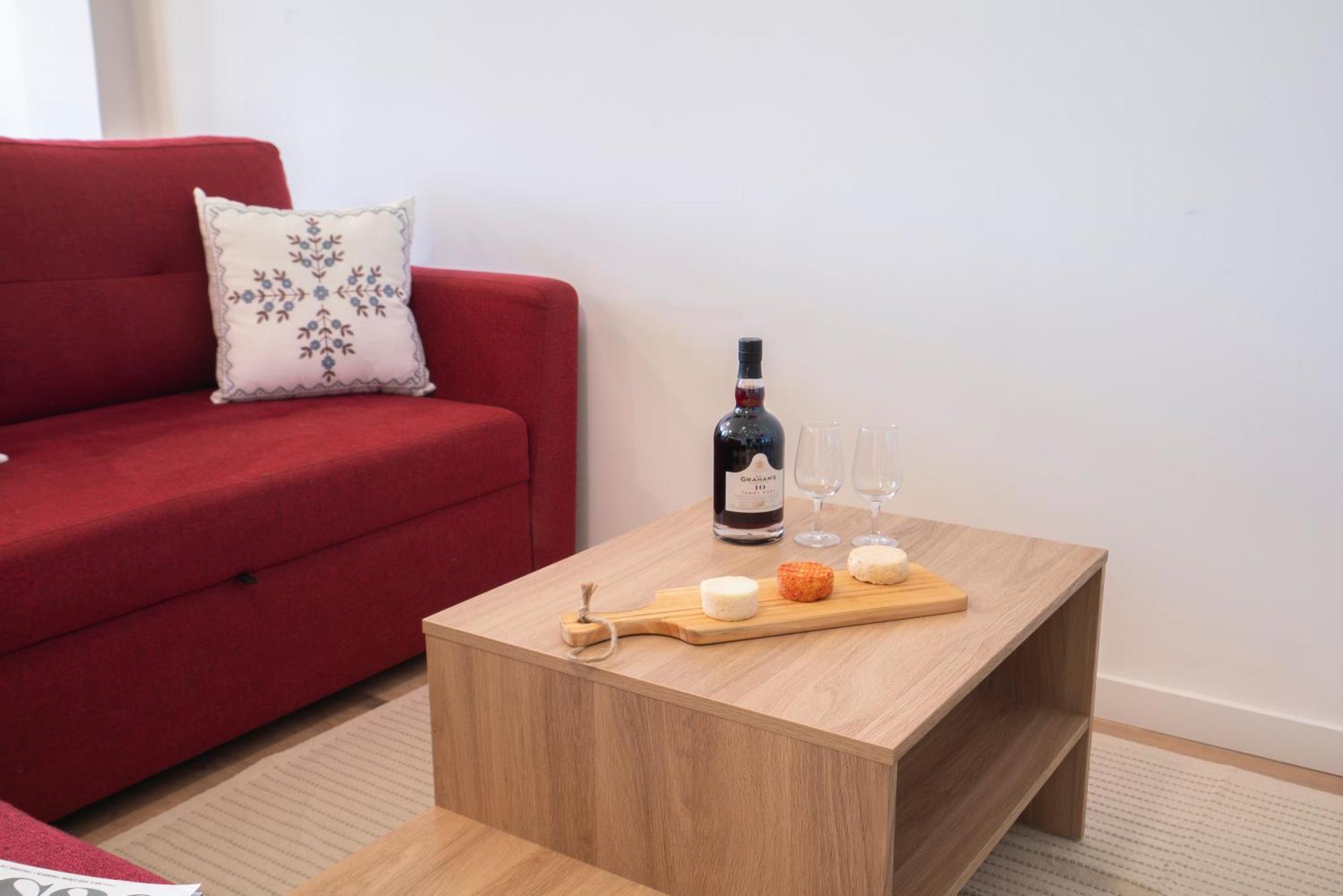 Host Wise - Comfy Minimalist Flat Apartment